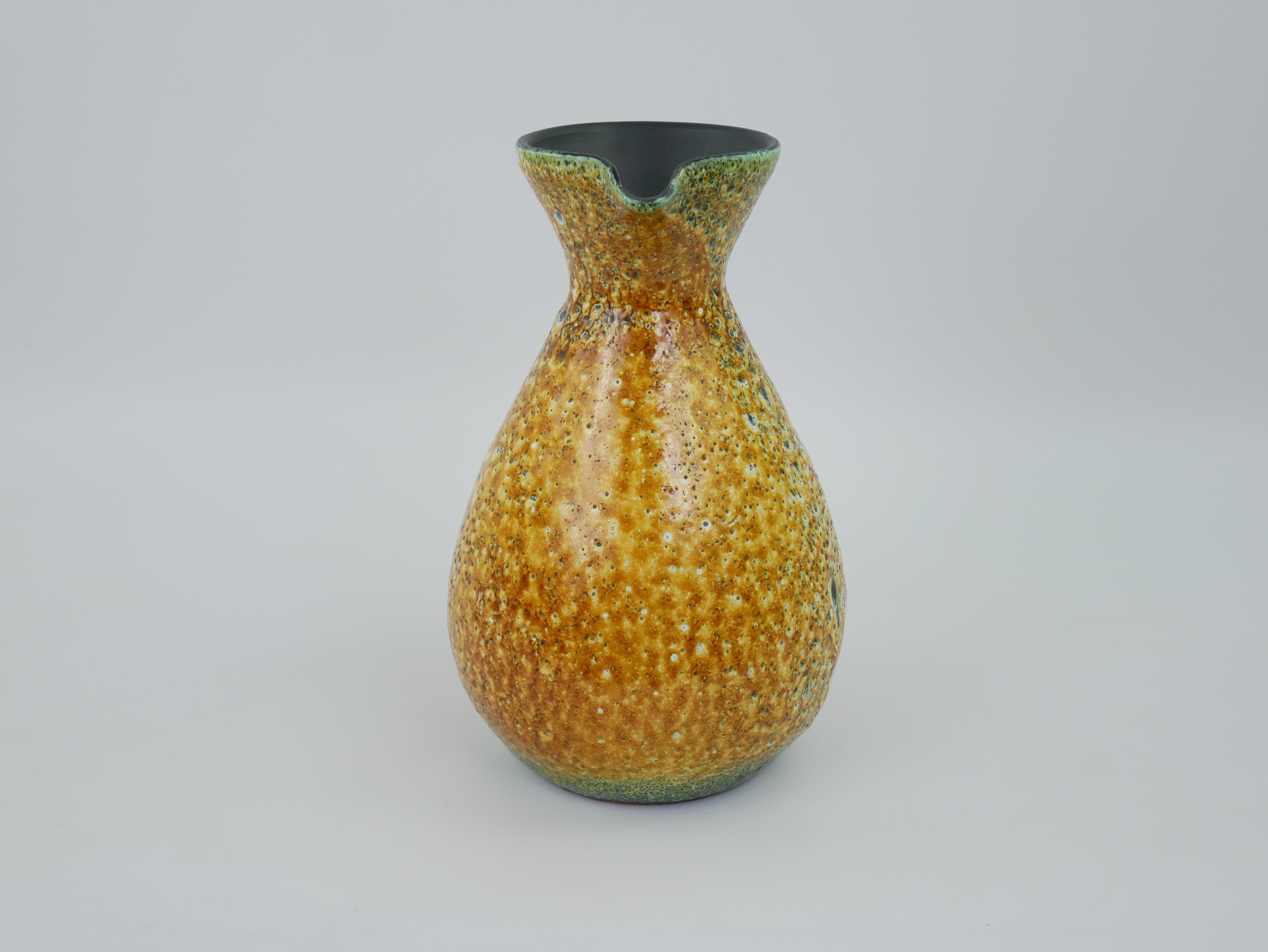 Mid-Century Modern Pichet en céramique jaune dans le style d'Accolay en vente