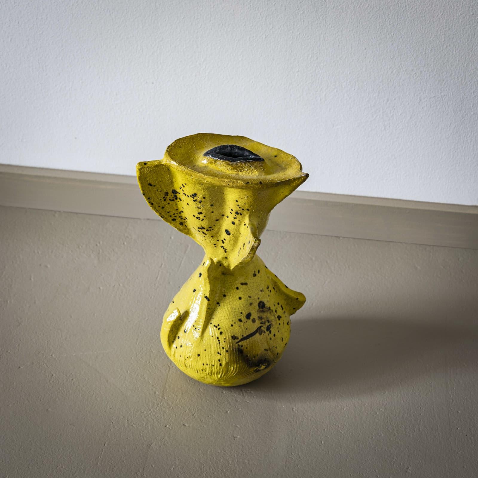 Vernissé Vase en céramique jaune de Poemu, France 2023 en vente