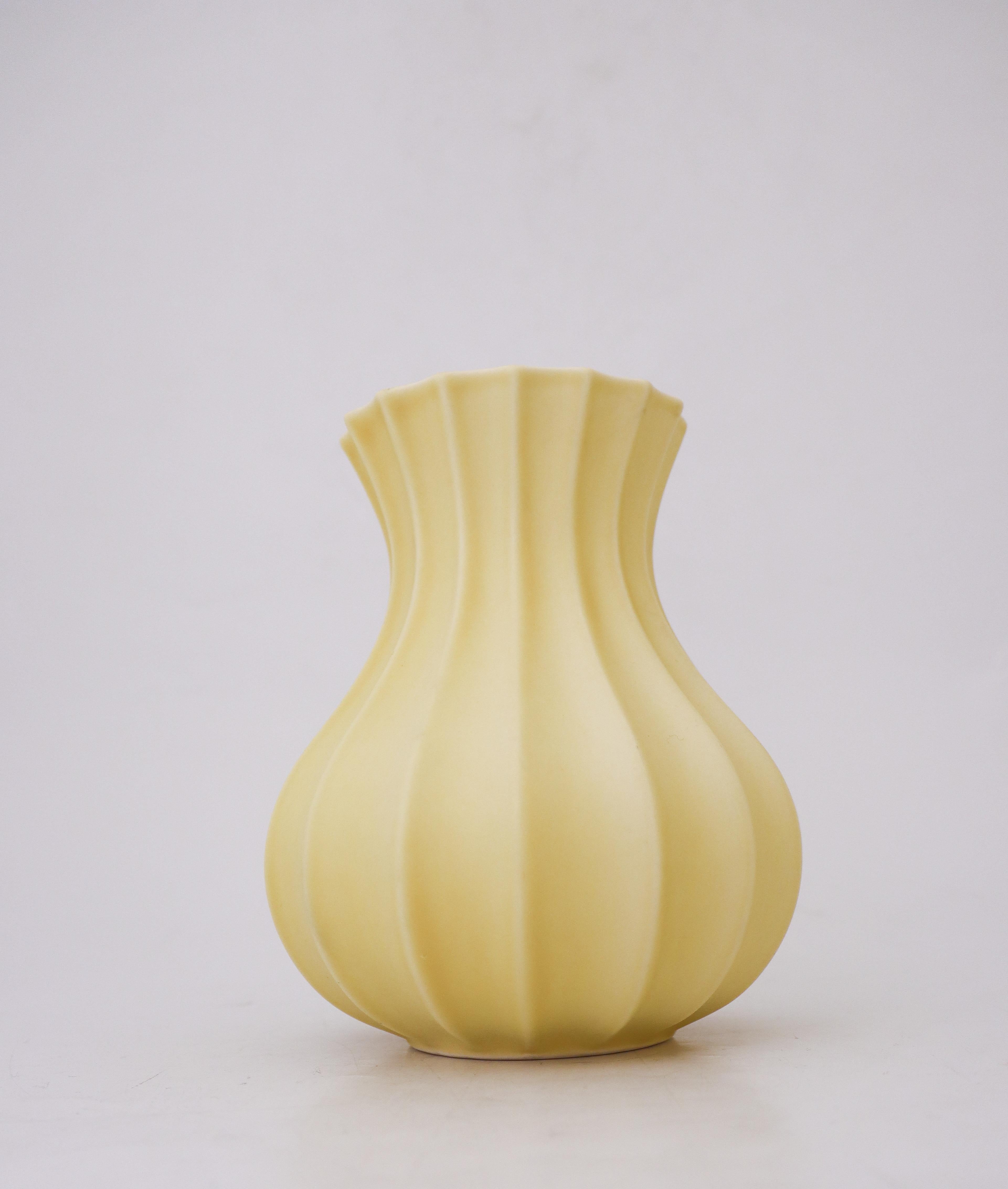 Un joli vase jaune conçu par Pia Rönndahl chez Rörstrand dans les années 1980. Le vase mesure 17,5 cm de haut et est en excellent état, à l'exception de quelques petites marques. Il est marqué comme sur la photo et est de 2ème qualité. 

