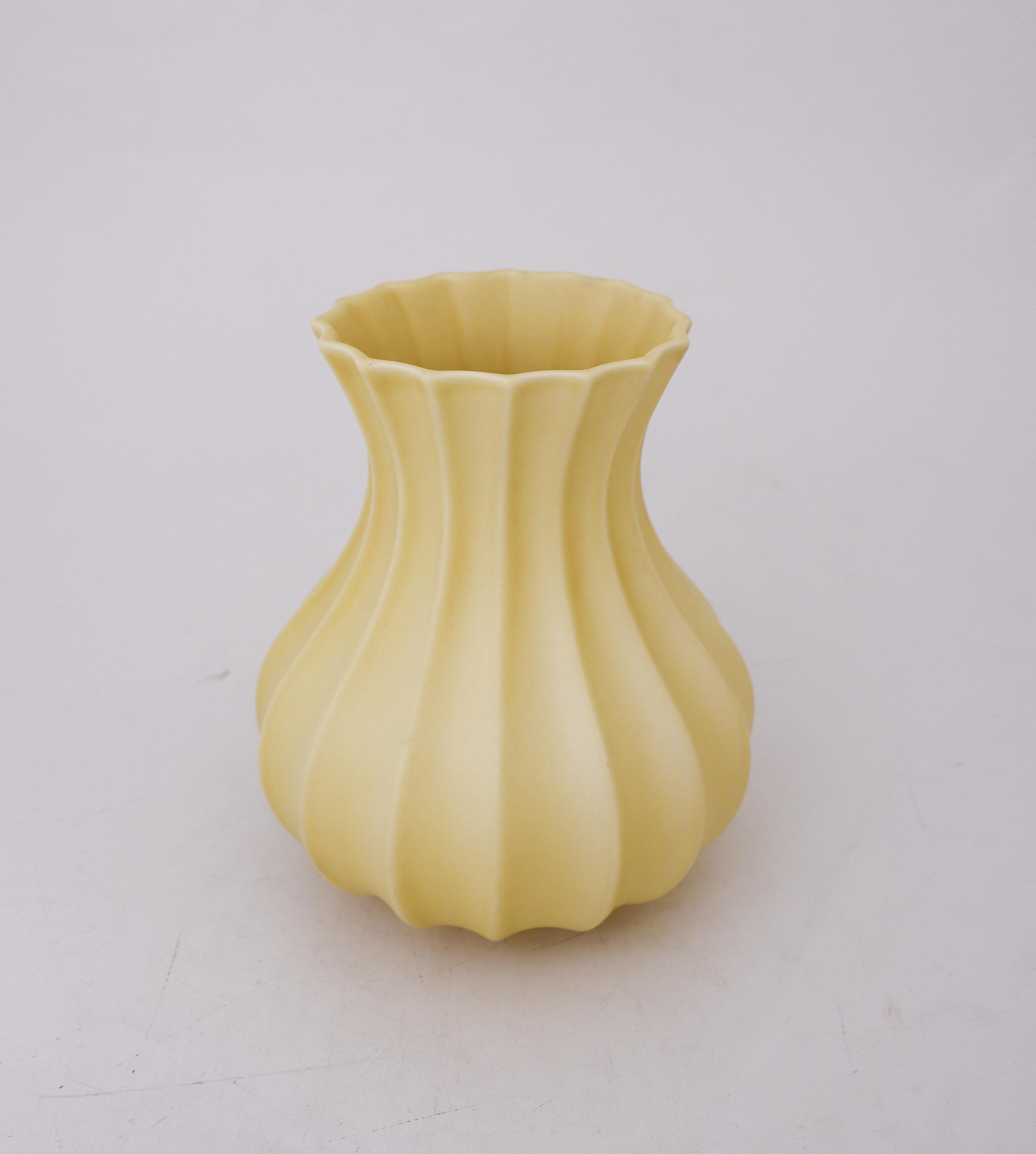 Gelbe Keramikvase, Pia Rönndahl Rörstrand, Skandinavische Moderne (Schwedisch) im Angebot