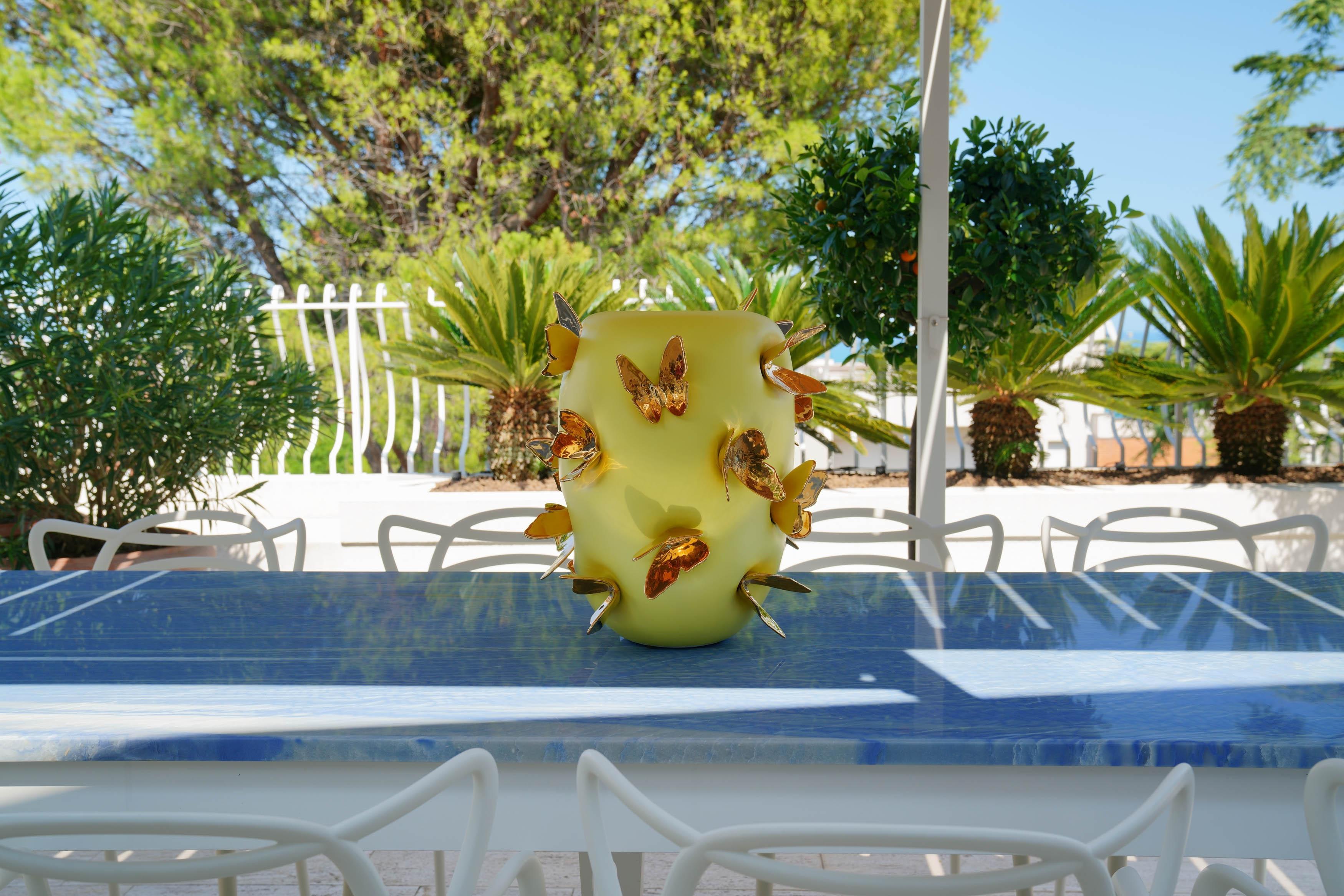 Vase en céramique jaune avec sculptures de papillons en or 24kt faites à la main, décoration de luxe en vente 2