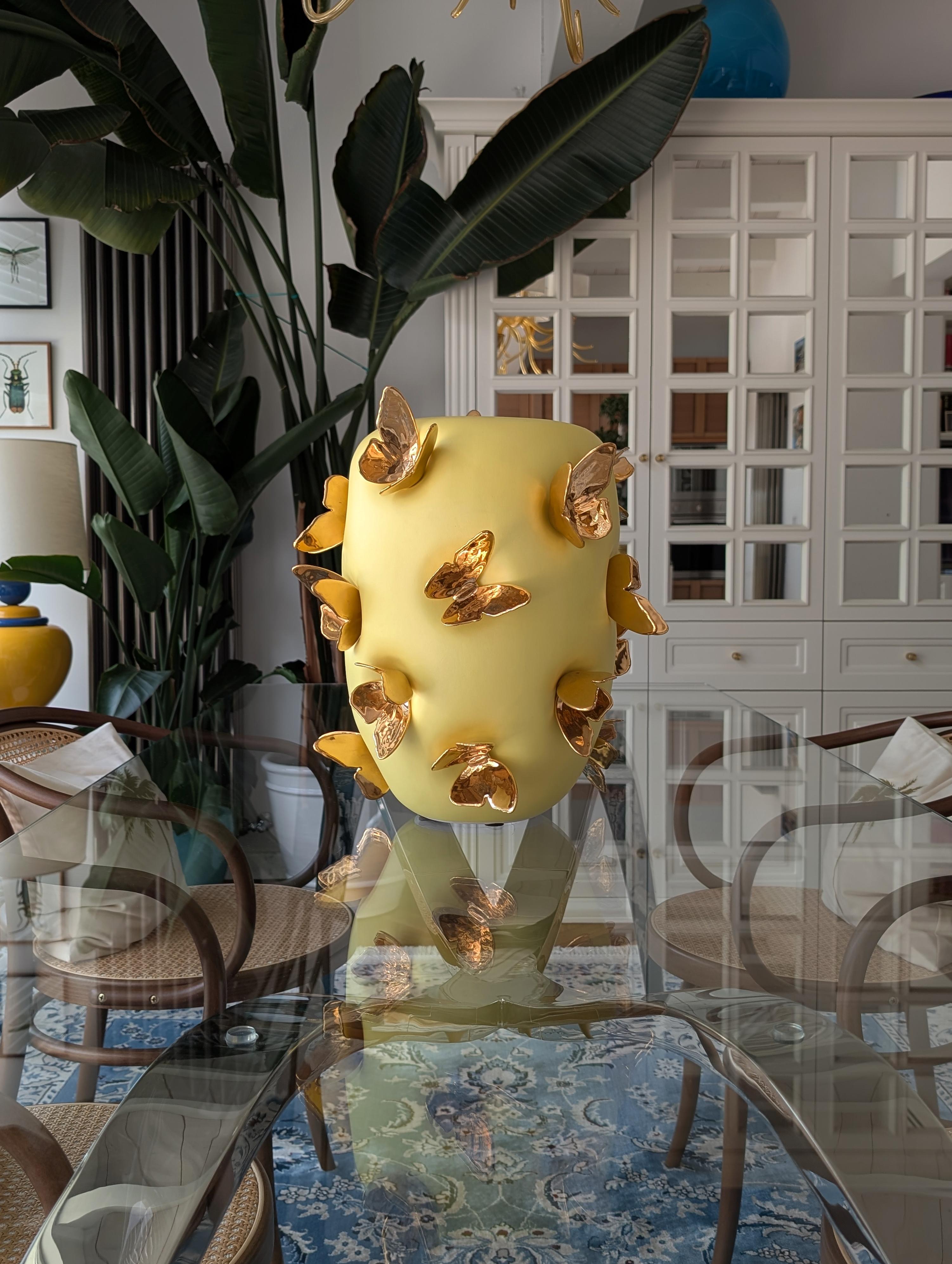 Vaso in ceramica gialla con sculture di farfalle in oro 24kt fatte a mano, arredamento di lusso in vendita 2