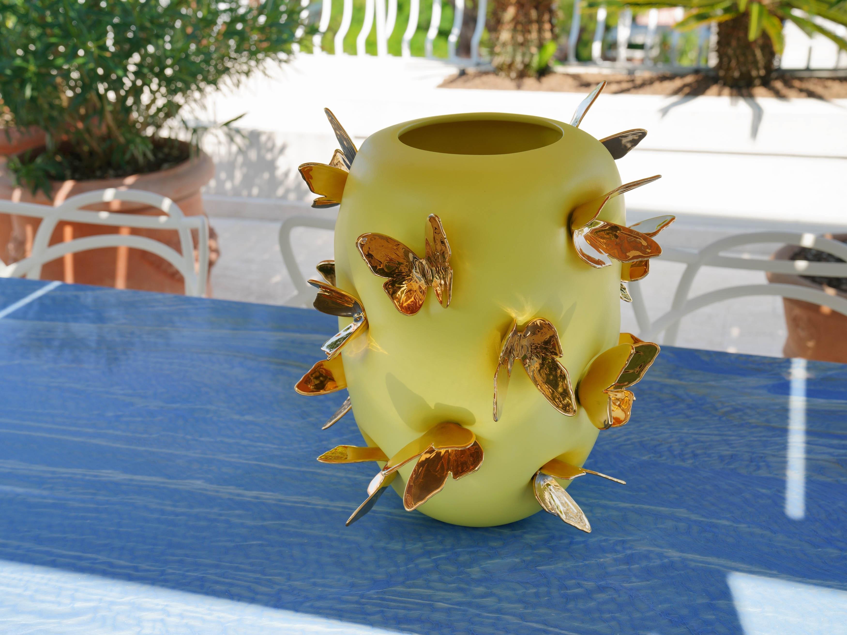 Vase en céramique jaune avec sculptures de papillons en or 24kt faites à la main, décoration de luxe en vente 3