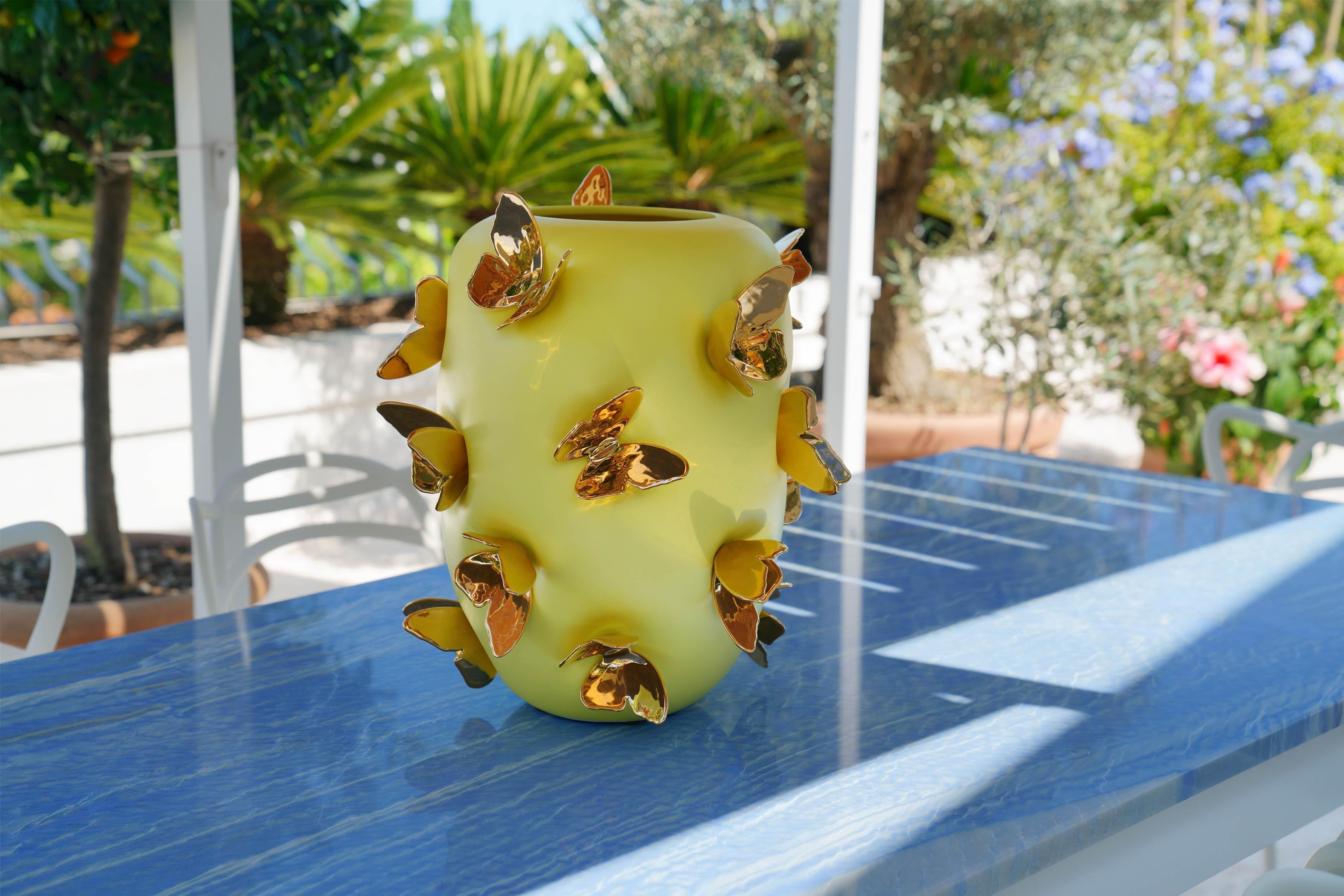 Vase en céramique jaune avec sculptures de papillons en or 24kt faites à la main, décoration de luxe en vente 4