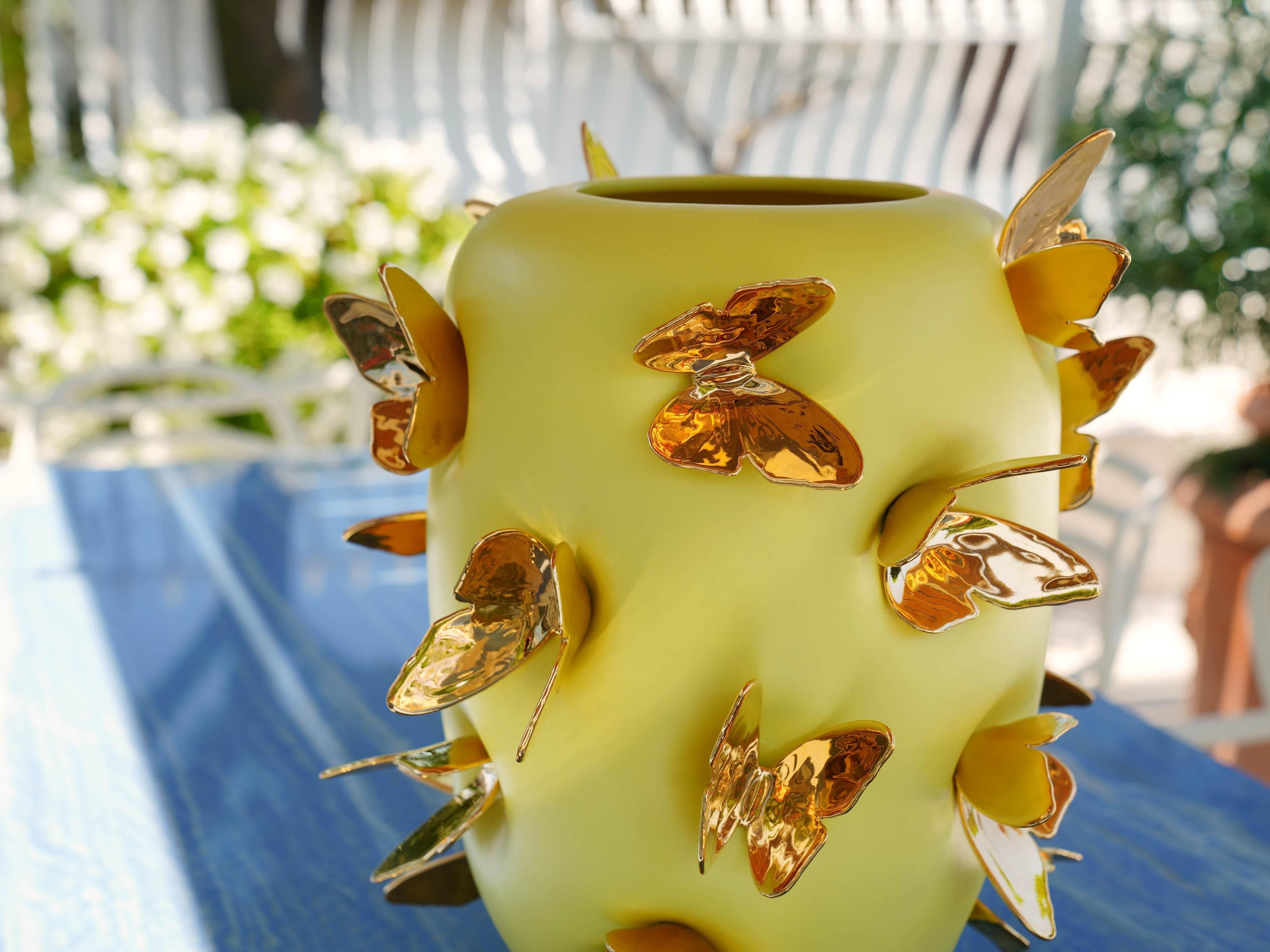Vase en céramique jaune avec sculptures de papillons en or 24kt faites à la main, décoration de luxe en vente 5