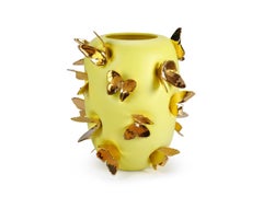 Gelbe Keramikvase mit handgefertigten 24kt Gold Schmetterlingsskulpturen, Luxusdekor