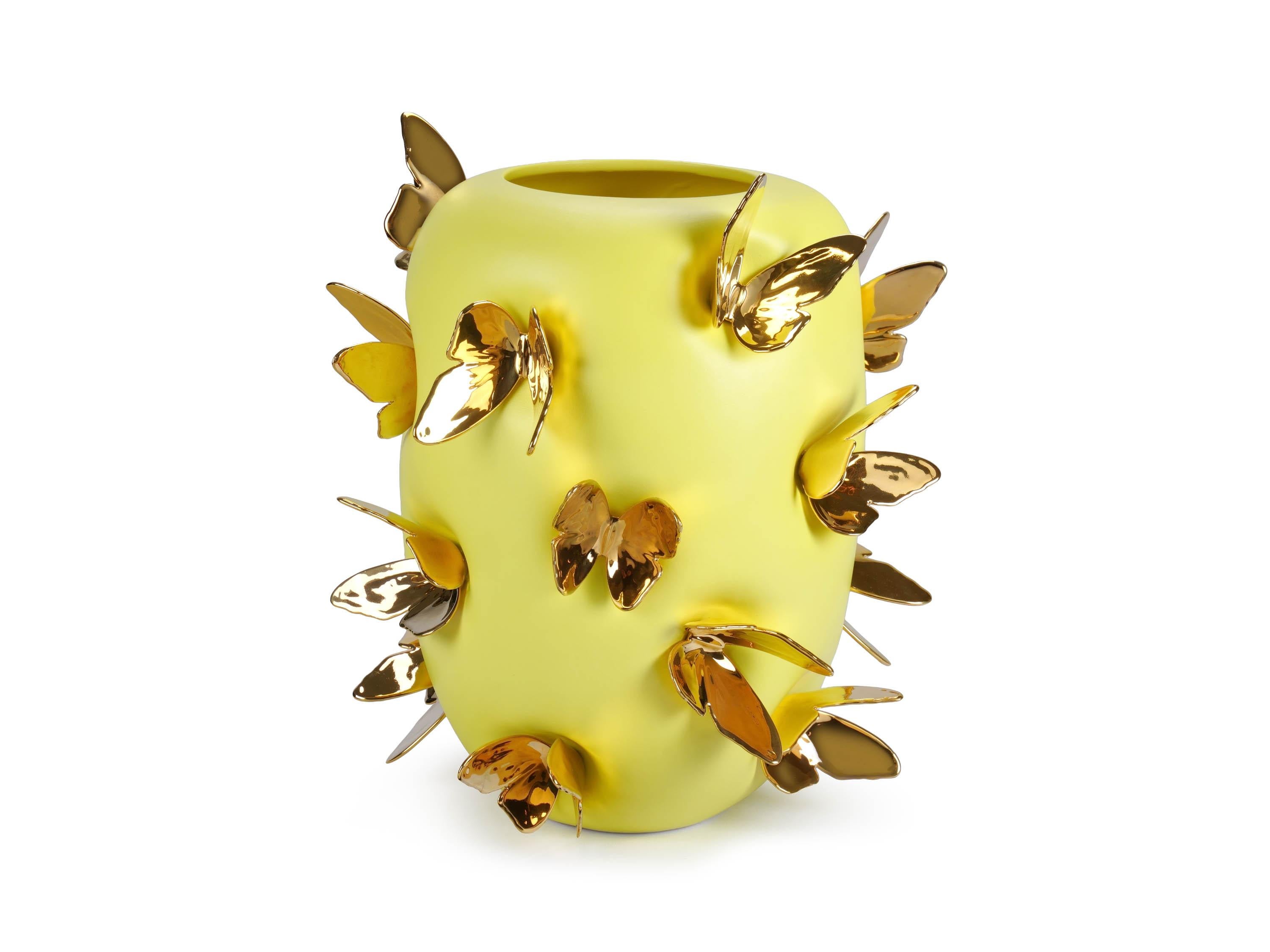 Moderne Vase en céramique jaune avec sculptures de papillons en or 24kt faites à la main, décoration de luxe en vente