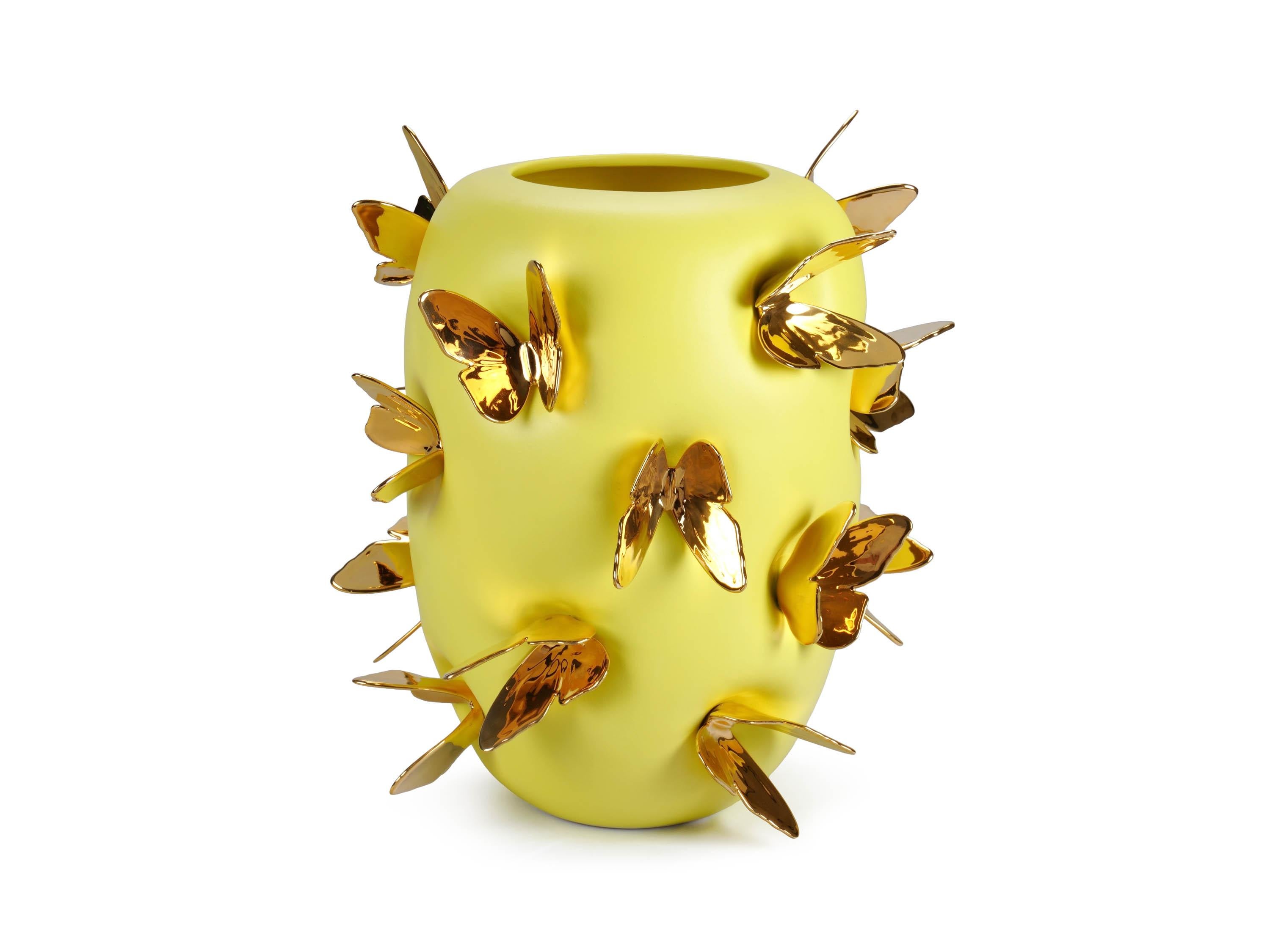 italien Vase en céramique jaune avec sculptures de papillons en or 24kt faites à la main, décoration de luxe en vente