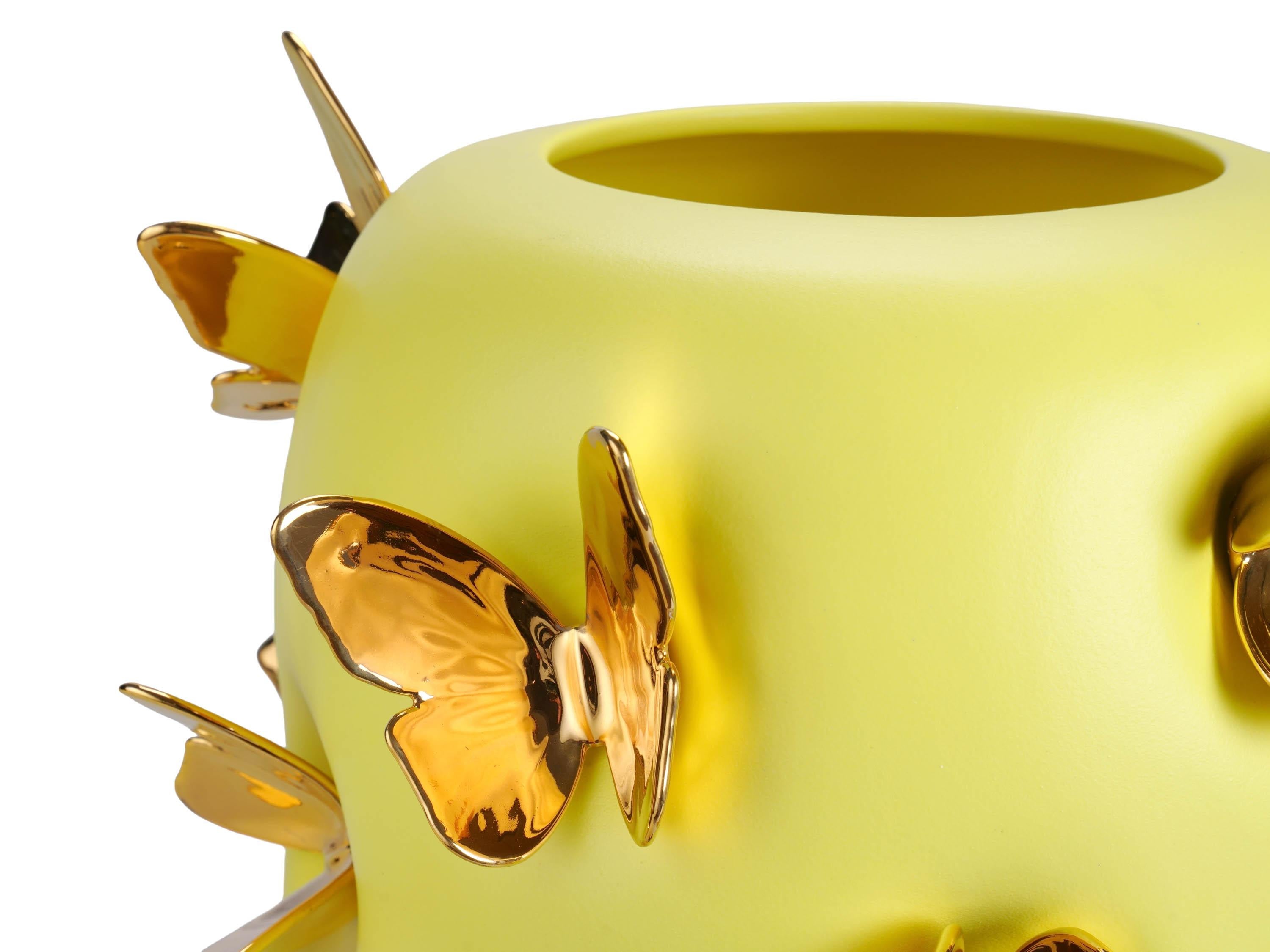Sculpté à la main Vase en céramique jaune avec sculptures de papillons en or 24kt faites à la main, décoration de luxe en vente