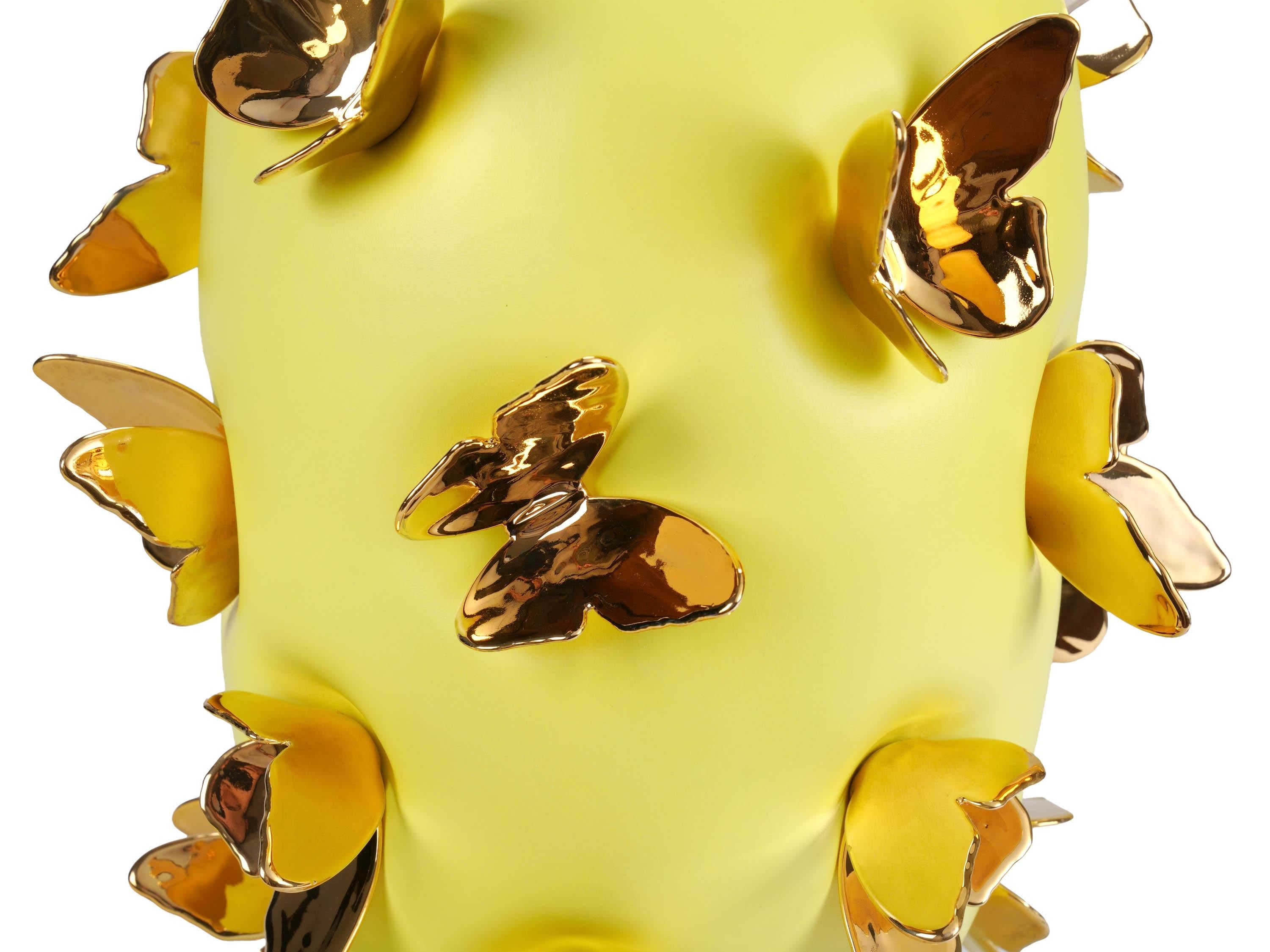 Vase en céramique jaune avec sculptures de papillons en or 24kt faites à la main, décoration de luxe Neuf - En vente à Recanati, IT