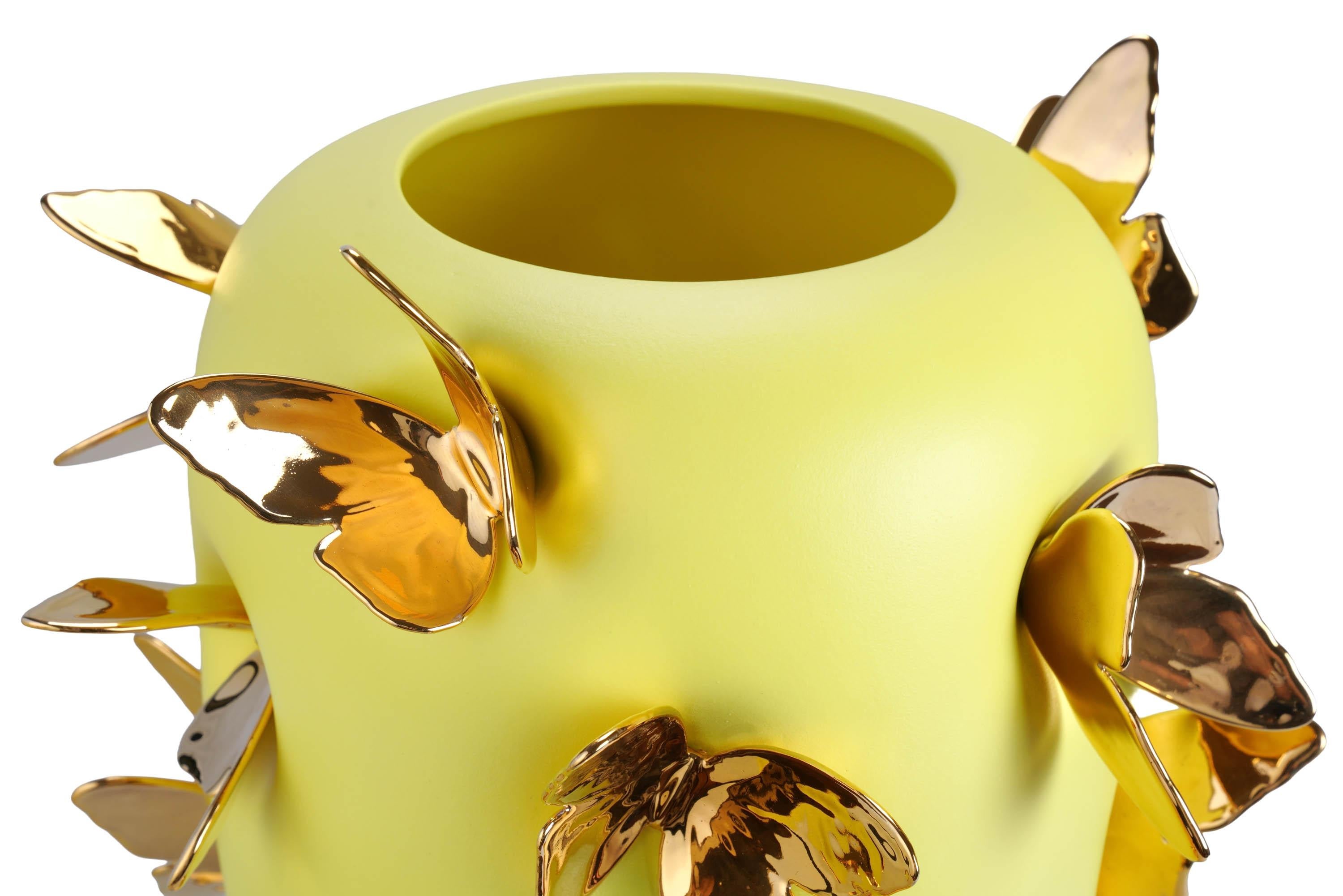 XXIe siècle et contemporain Vase en céramique jaune avec sculptures de papillons en or 24kt faites à la main, décoration de luxe en vente