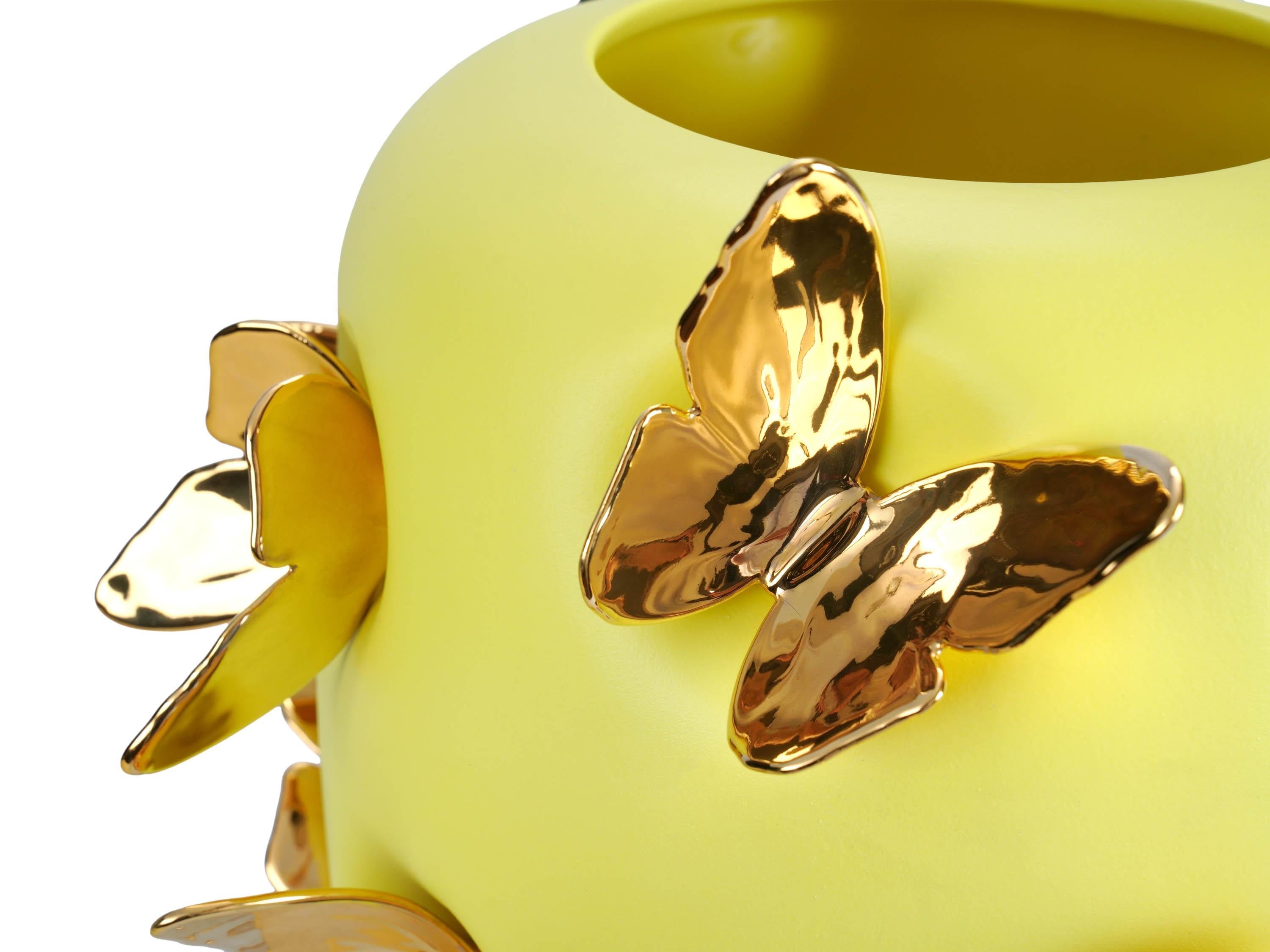 Or Vase en céramique jaune avec sculptures de papillons en or 24kt faites à la main, décoration de luxe en vente