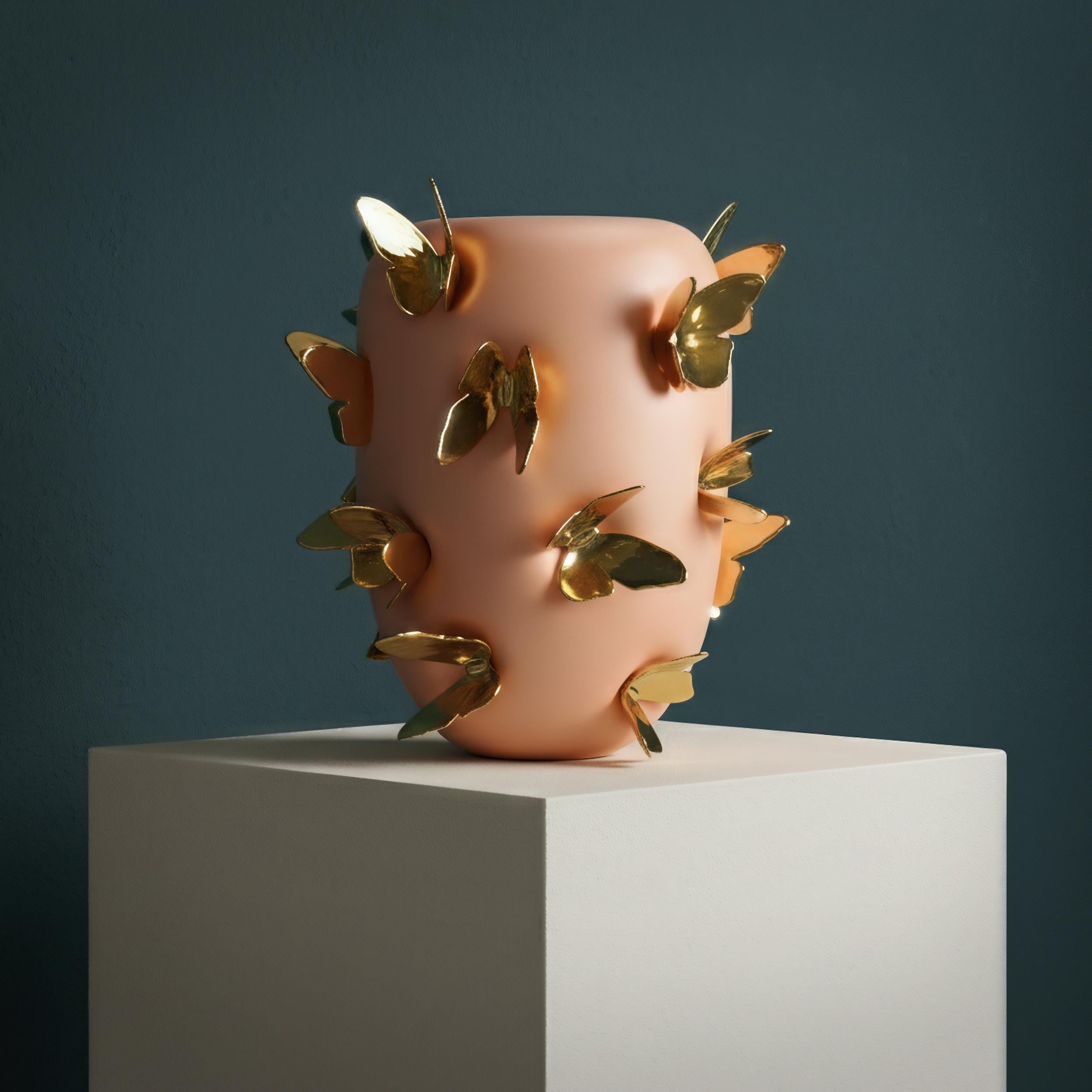 Vaso in ceramica gialla con sculture di farfalle in oro 24kt fatte a mano, arredamento di lusso in vendita 4