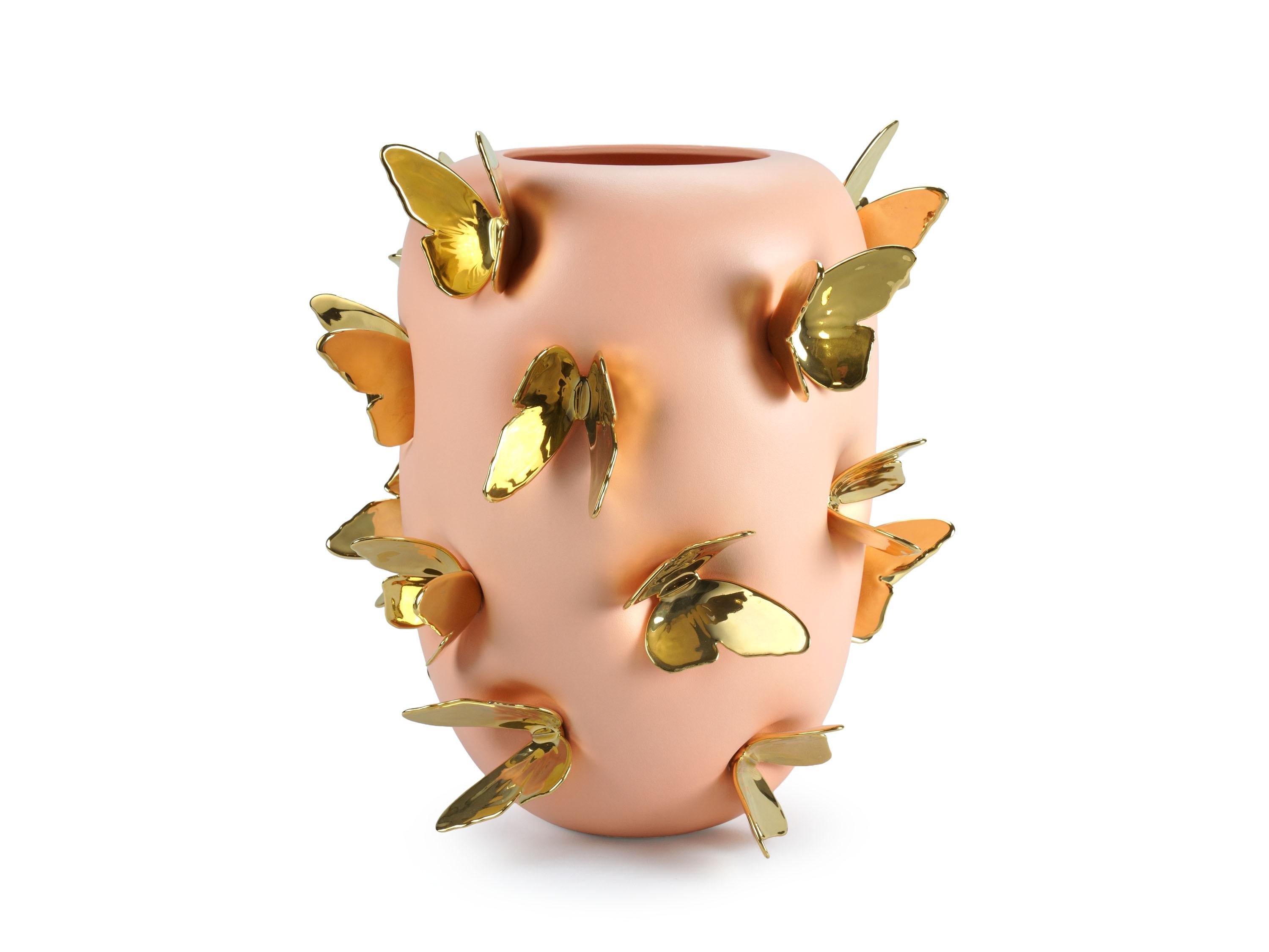 Vaso in ceramica gialla con sculture di farfalle in oro 24kt fatte a mano, arredamento di lusso in vendita 5