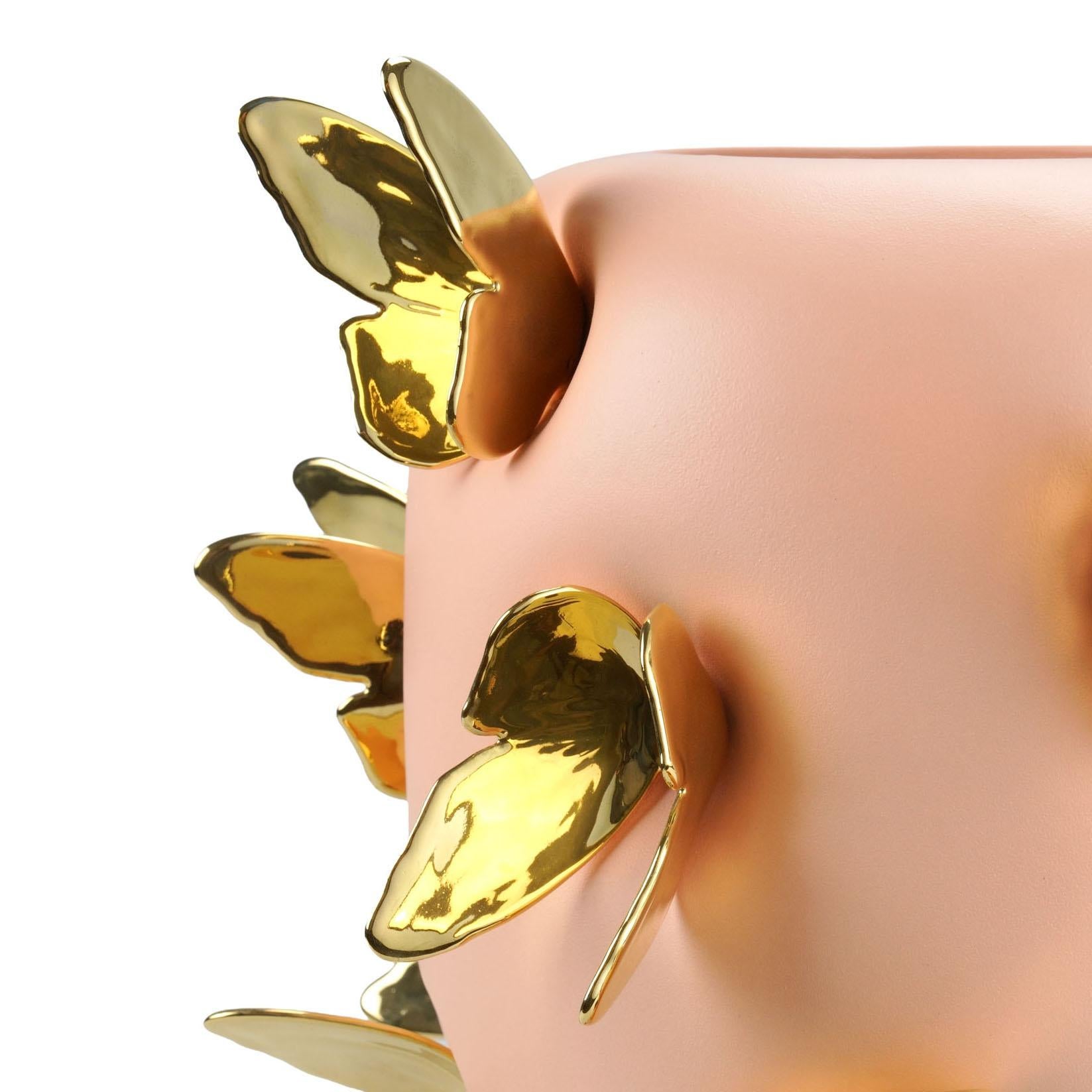 Vaso in ceramica gialla con sculture di farfalle in oro 24kt fatte a mano, arredamento di lusso in vendita 8
