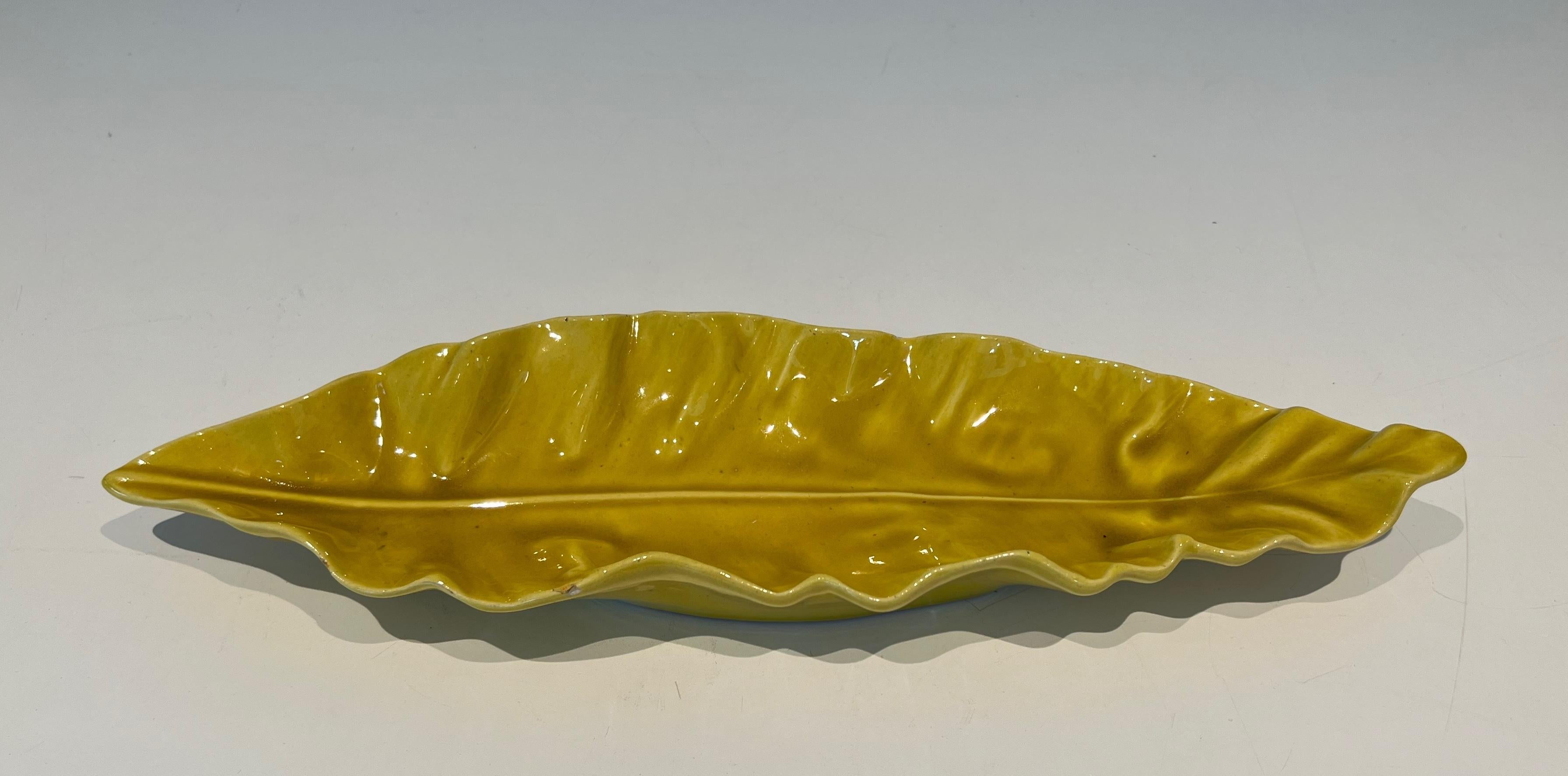 Gelbe Vide-Poche aus Keramik (eine leichte Beschädigung an der Seite). Französische Arbeit markiert. im Angebot 5
