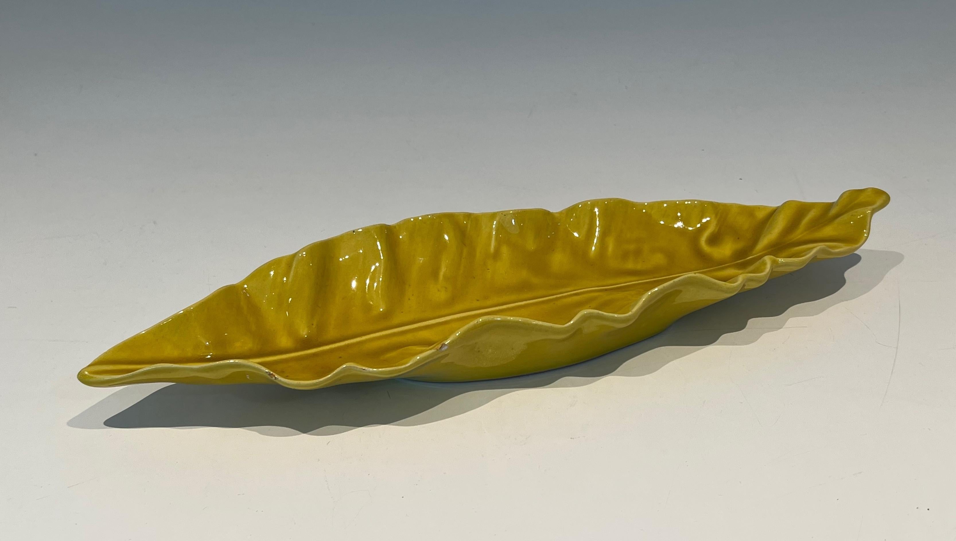 Gelbe Vide-Poche aus Keramik (eine leichte Beschädigung an der Seite). Französische Arbeit markiert. (Moderne der Mitte des Jahrhunderts) im Angebot