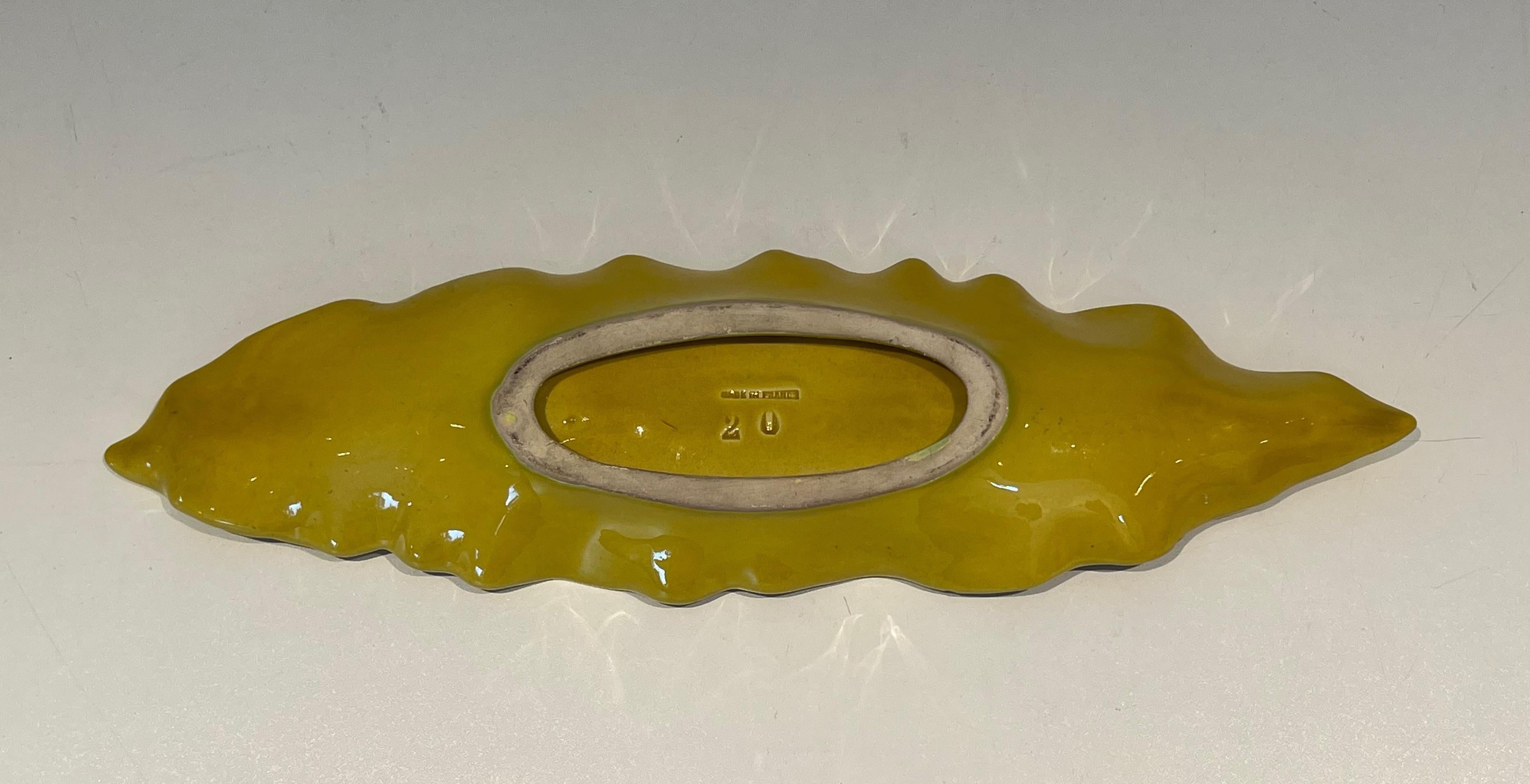Gelbe Vide-Poche aus Keramik (eine leichte Beschädigung an der Seite). Französische Arbeit markiert. (Ende des 20. Jahrhunderts) im Angebot