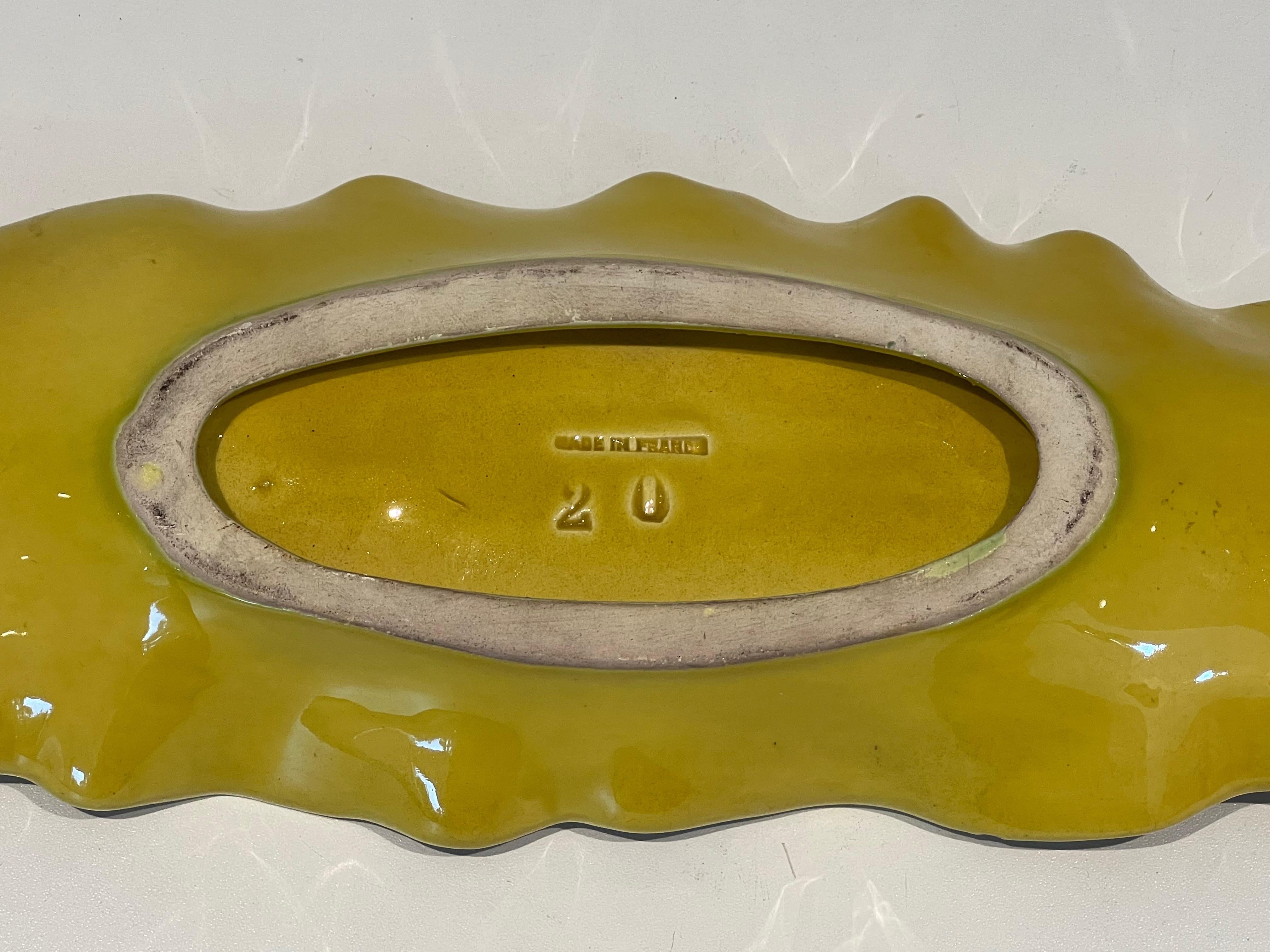 Gelbe Vide-Poche aus Keramik (eine leichte Beschädigung an der Seite). Französische Arbeit markiert. im Angebot 1