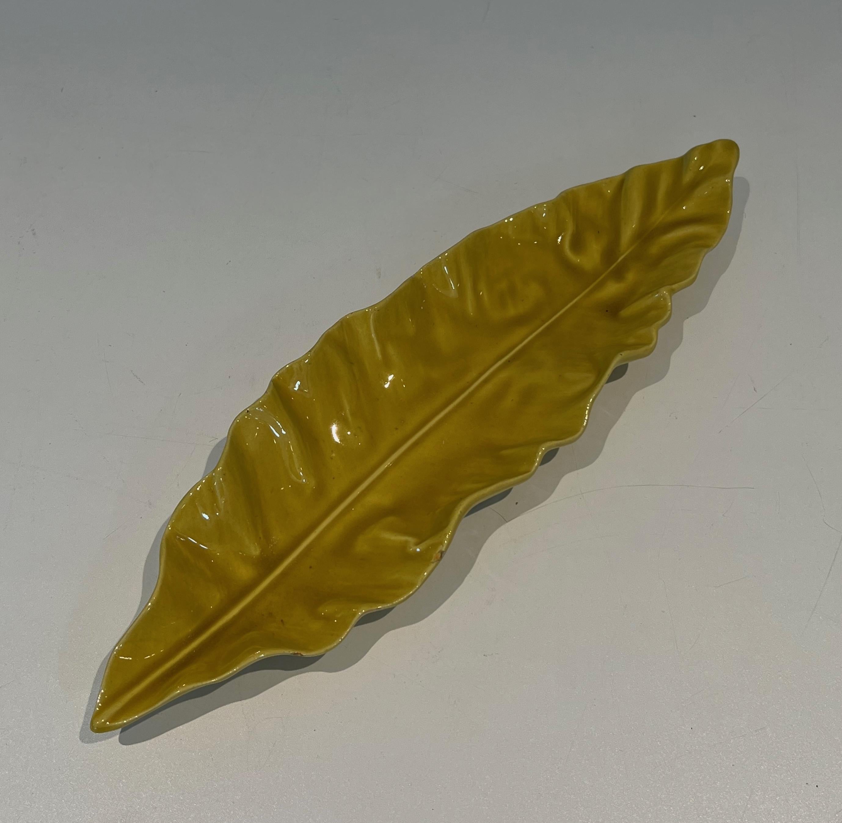 Gelbe Vide-Poche aus Keramik (eine leichte Beschädigung an der Seite). Französische Arbeit markiert. im Angebot 3