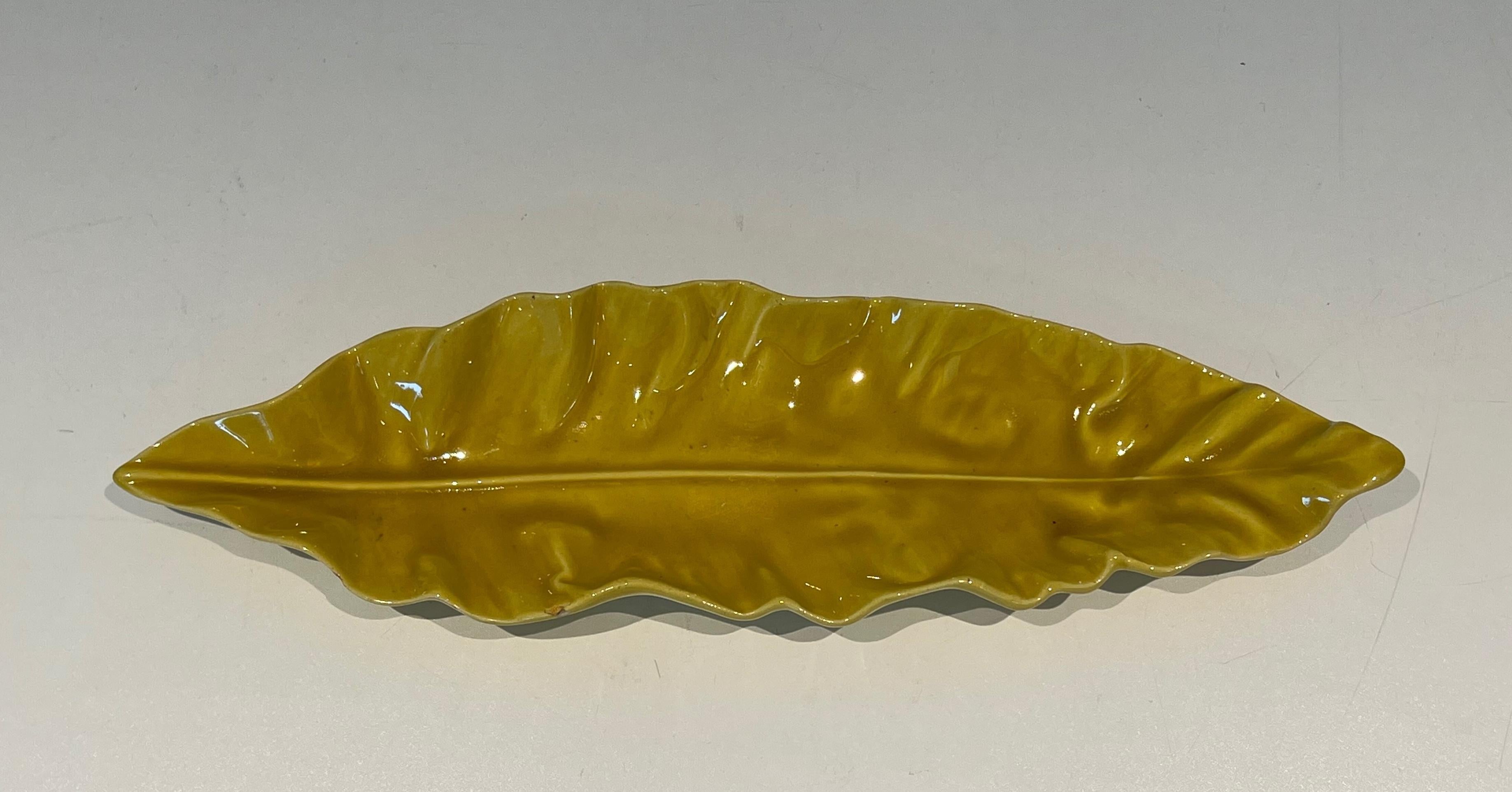 Gelbe Vide-Poche aus Keramik (eine leichte Beschädigung an der Seite). Französische Arbeit markiert. im Angebot 4