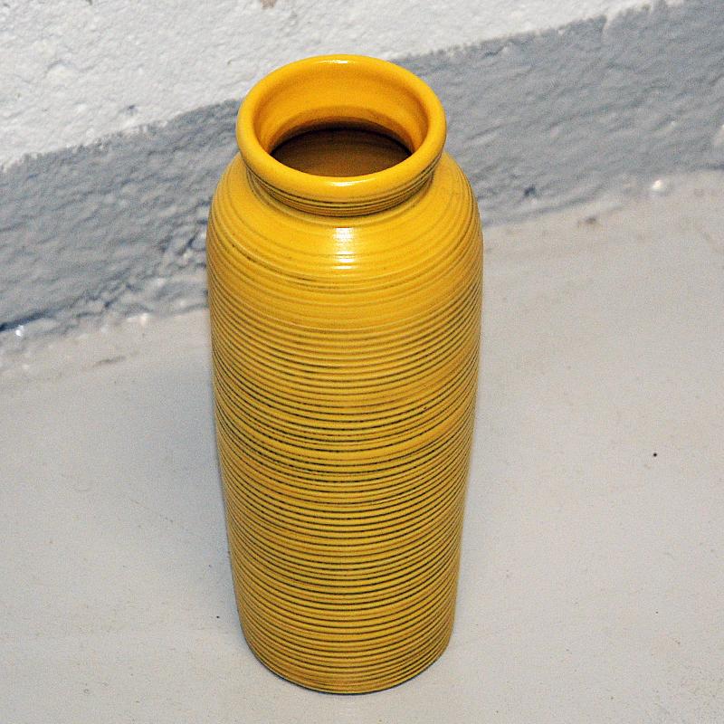 Lovely and decorative ceramic vase model Tiger by Berit Ternell for Bo Fajans, Sweden 1960s. Perfectly ribbed design and glaze in shades of yellow. The vase has a riffled and rustic surface and a delicate rounded oval shape. Beautiful alone as it is