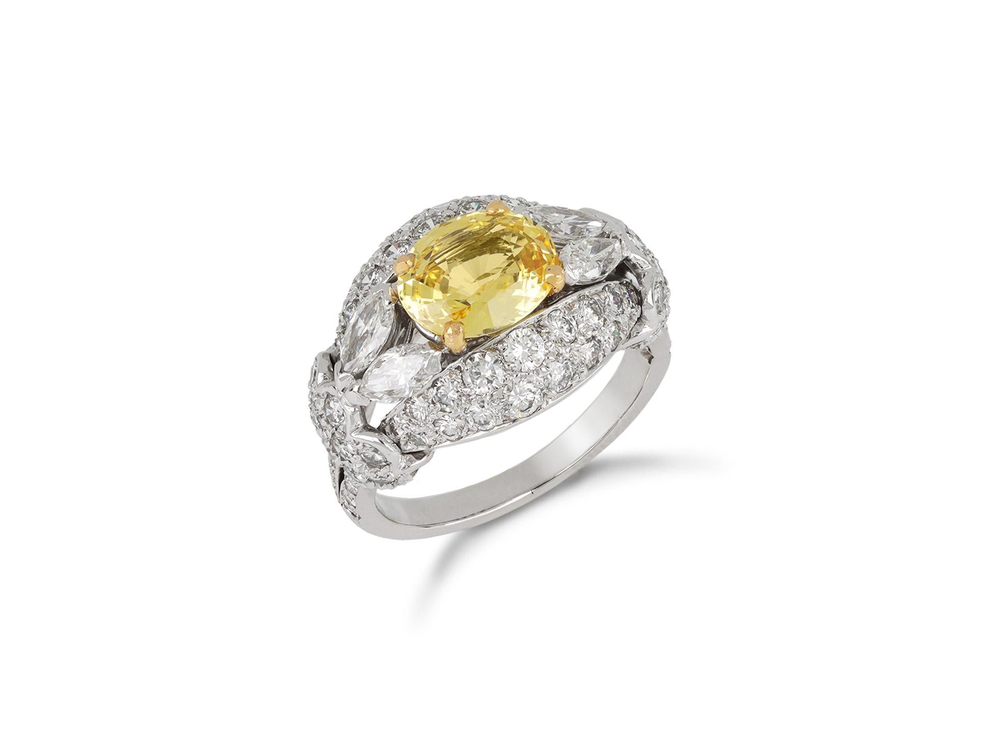 Anello con zaffiro giallo di Ceylon e diamanti. Al centro è incastonato uno zaffiro giallo di Ceylon ovale taglio brillante naturale, in un'incastonatura a griffe aperta sul retro, con un peso di 2,12 carati, quattro diamanti taglio brillante a
