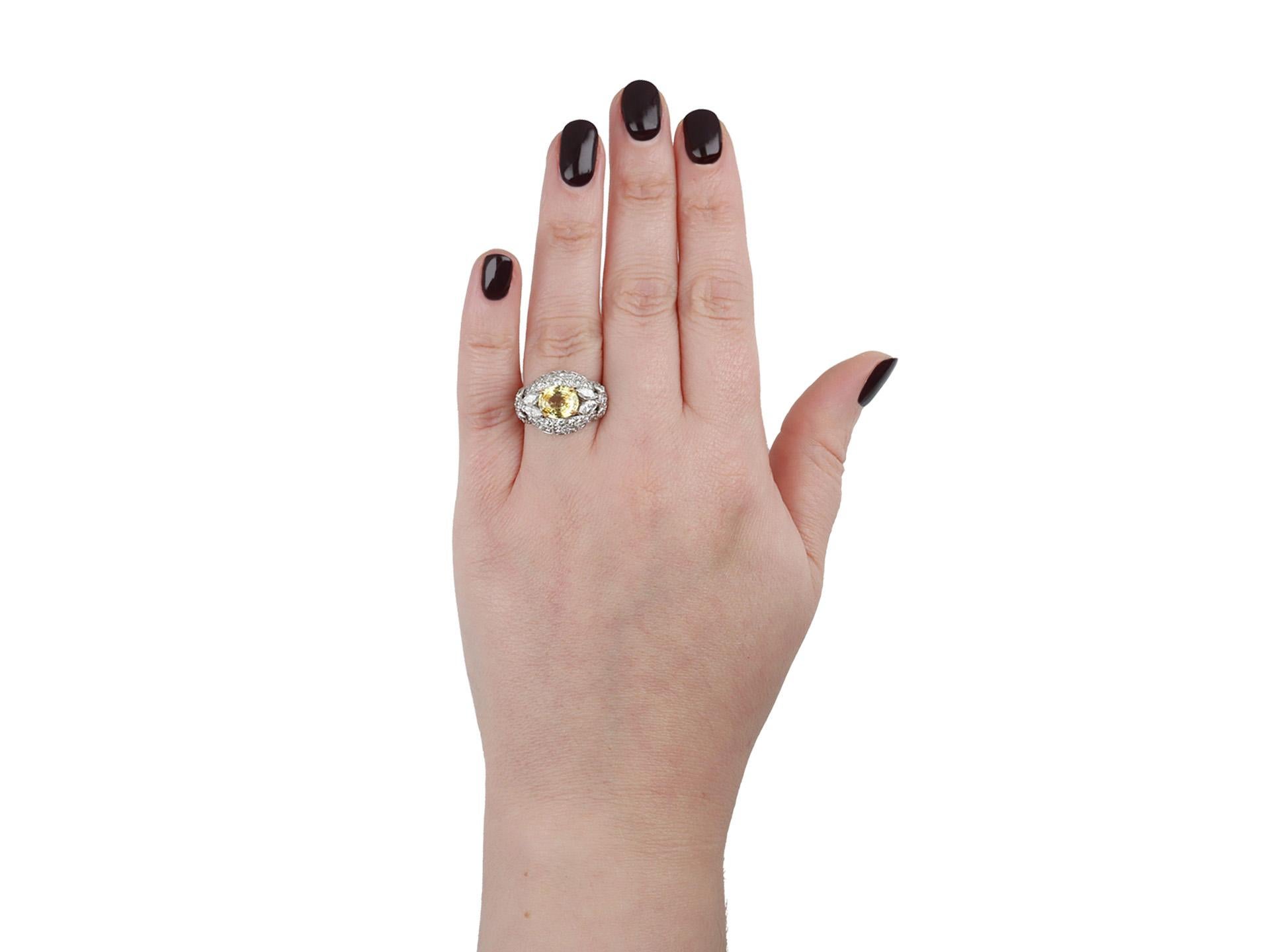 Rétro Anello con zaffiro giallo di Ceylon e diamanti, francese, circa 1970. in vendita