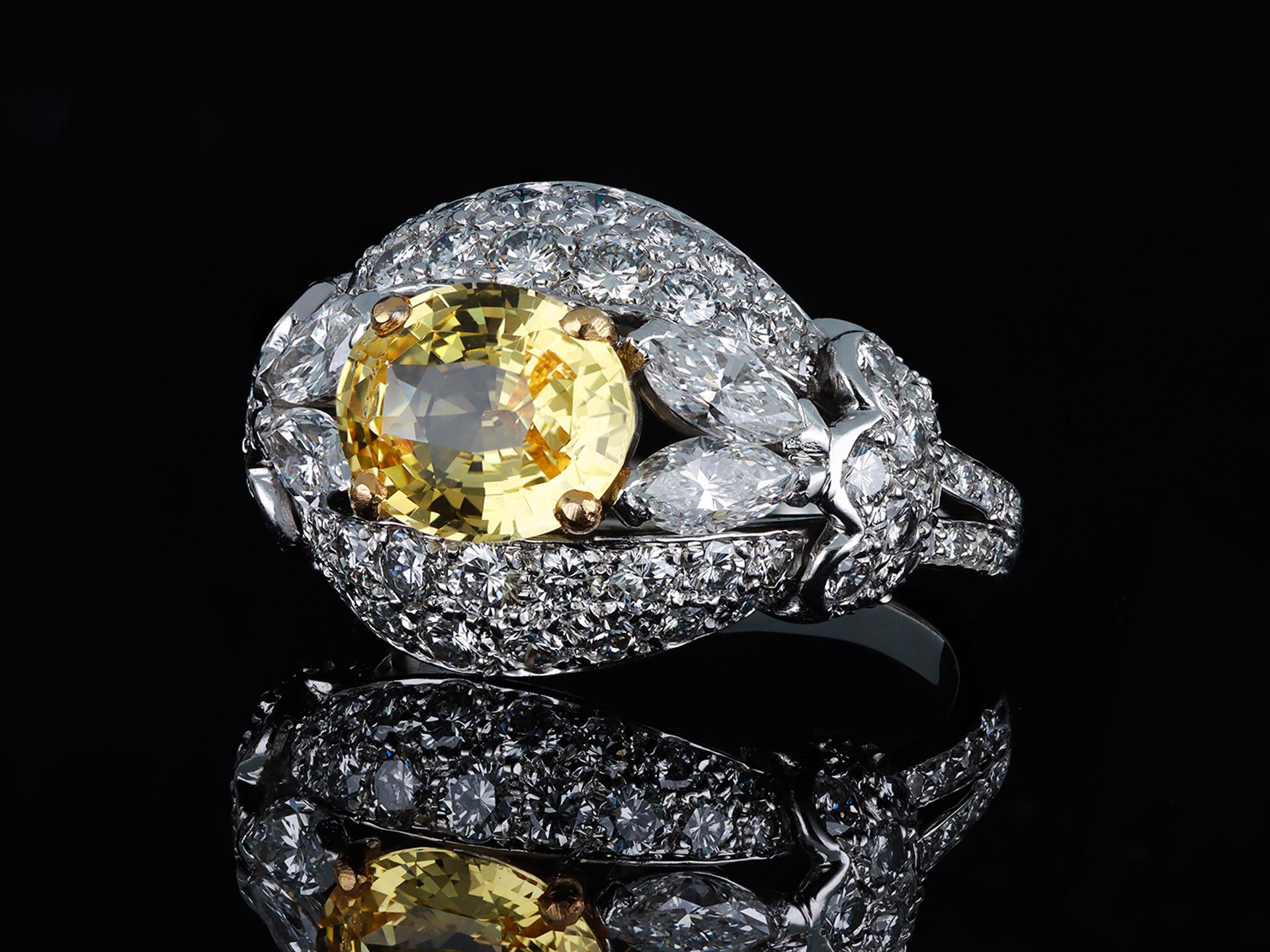 Taglio ovale Anello con zaffiro giallo di Ceylon e diamanti, francese, circa 1970. in vendita