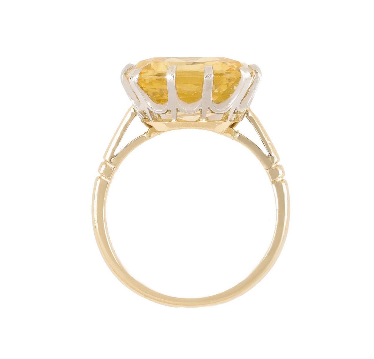Bague solitaire en saphir de Ceylan jaune. Serti d'un saphir de Ceylan jaune naturel non rehaussé de taille coussin dans une monture griffe ouverte avec un poids approximatif de 13,30 carats, dans un élégant solitaire présentant des griffes