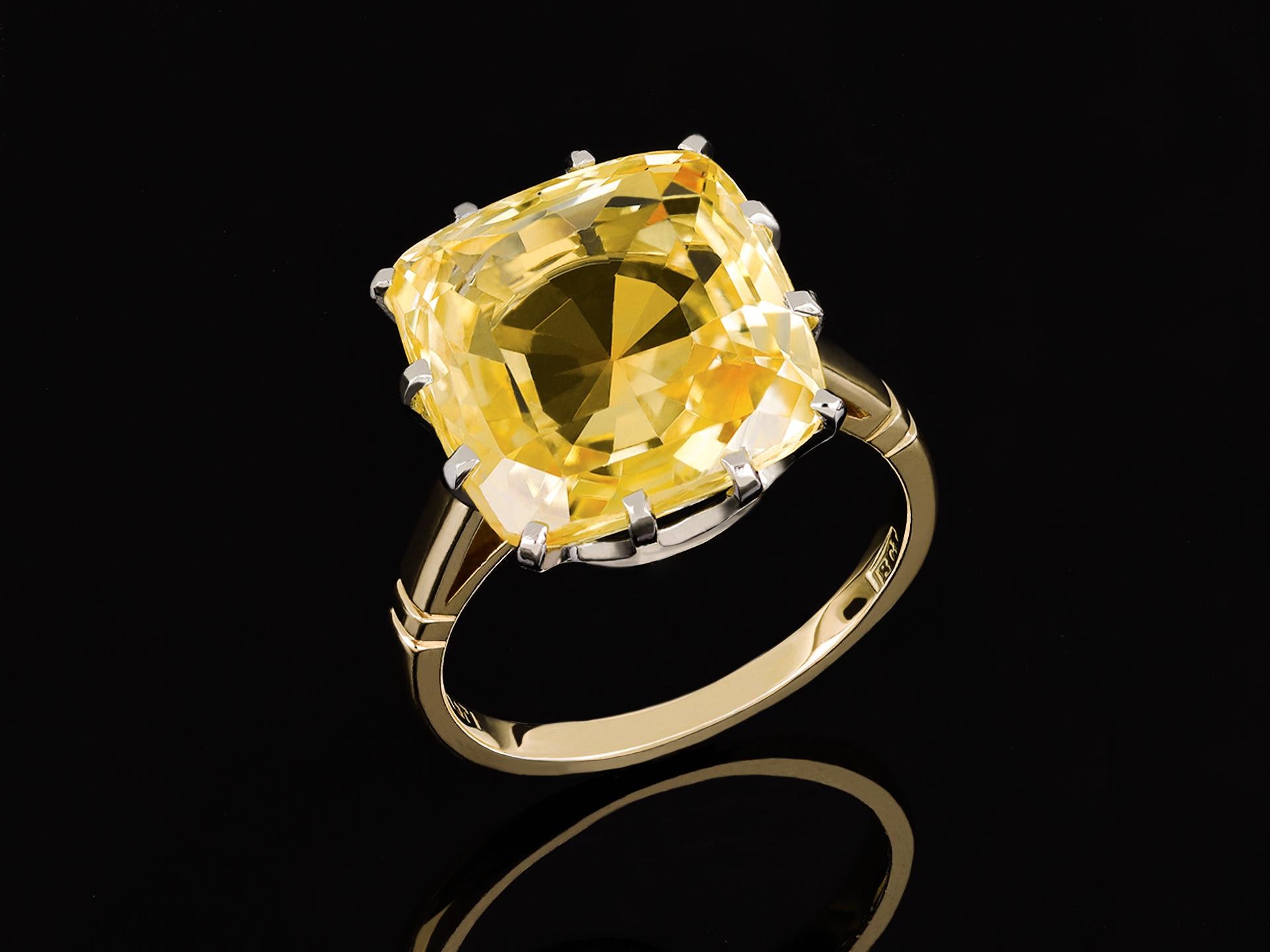 Yellow Ceylon sapphire solitaire ring. In Good Condition For Sale In London, GB