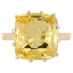 Anillo solitario de zafiro amarillo de Ceilán.