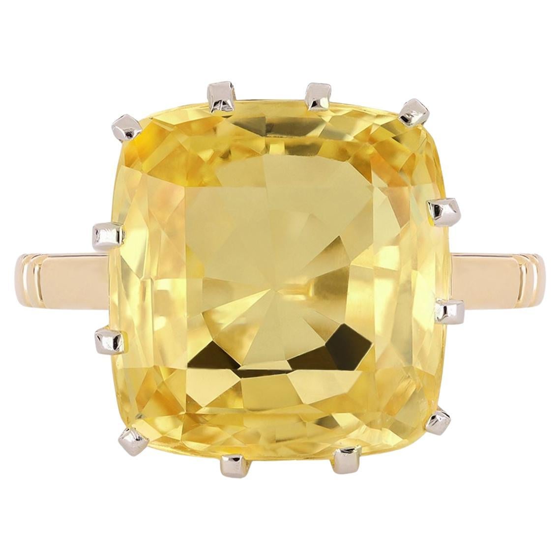 Anillo solitario de zafiro amarillo de Ceilán.
