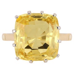 Anillo solitario de zafiro amarillo de Ceilán.