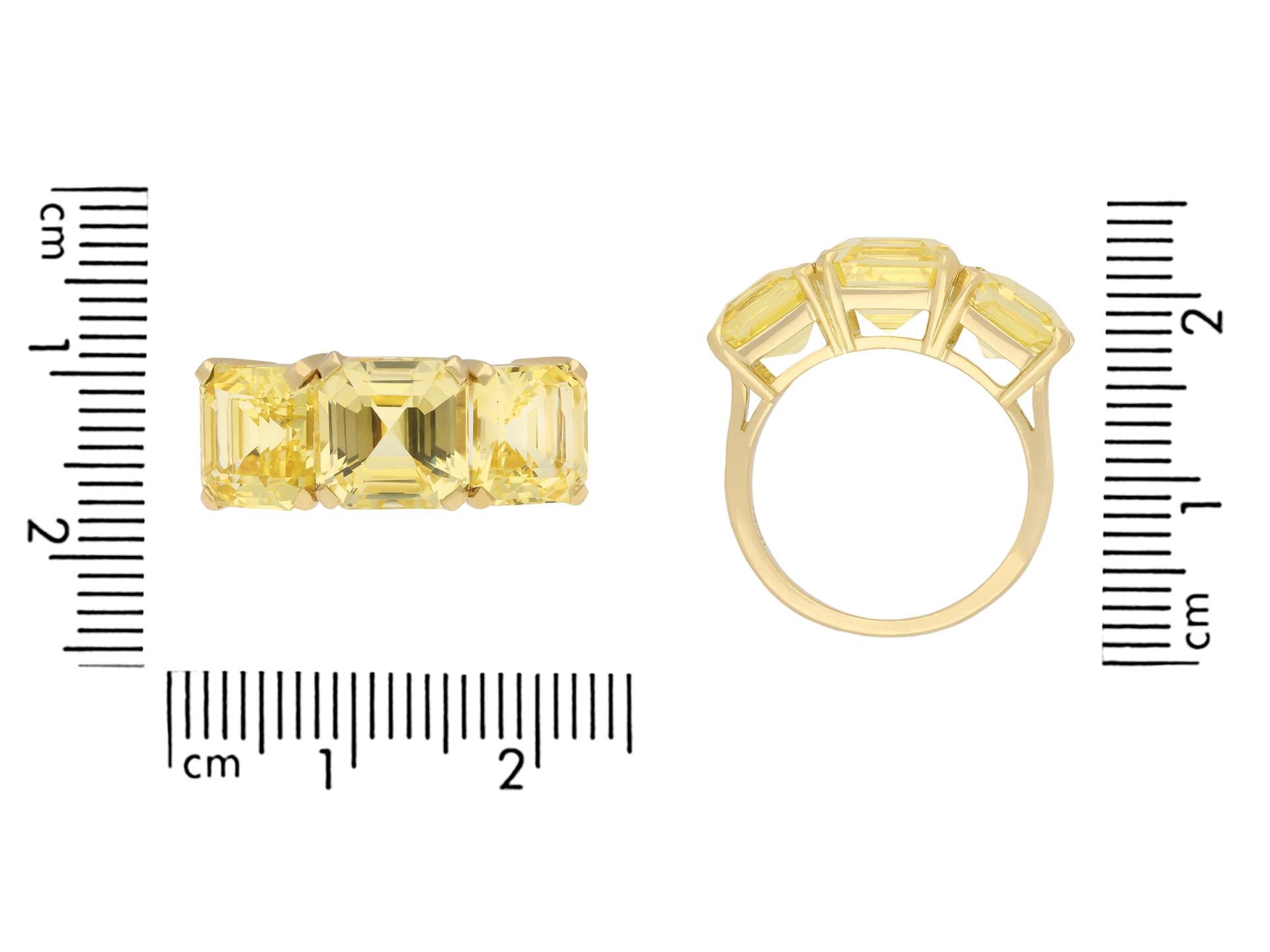 Yellow Ceylon sapphire three stone ring, circa 1950. In Good Condition For Sale In London, GB