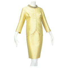Robe tailleur à col roulé et veste Empire en Chantung jaune et perles - M, années 1960