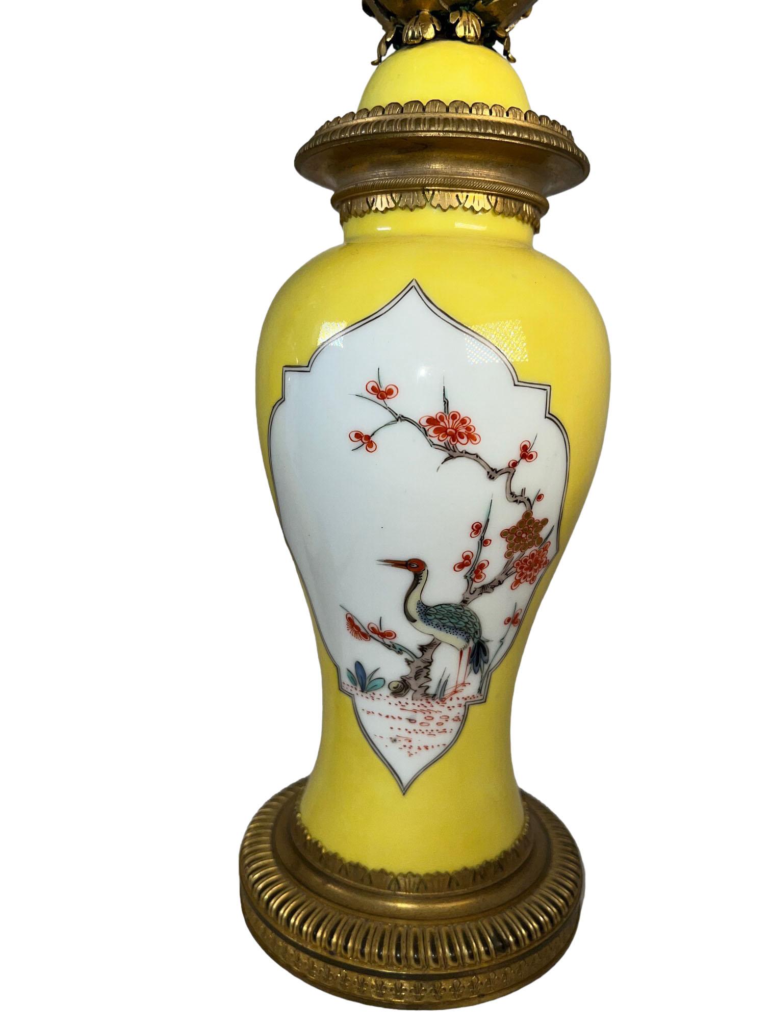 Vases chinois jaunes avec couvercles comme lampes Bon état - En vente à Dallas, TX