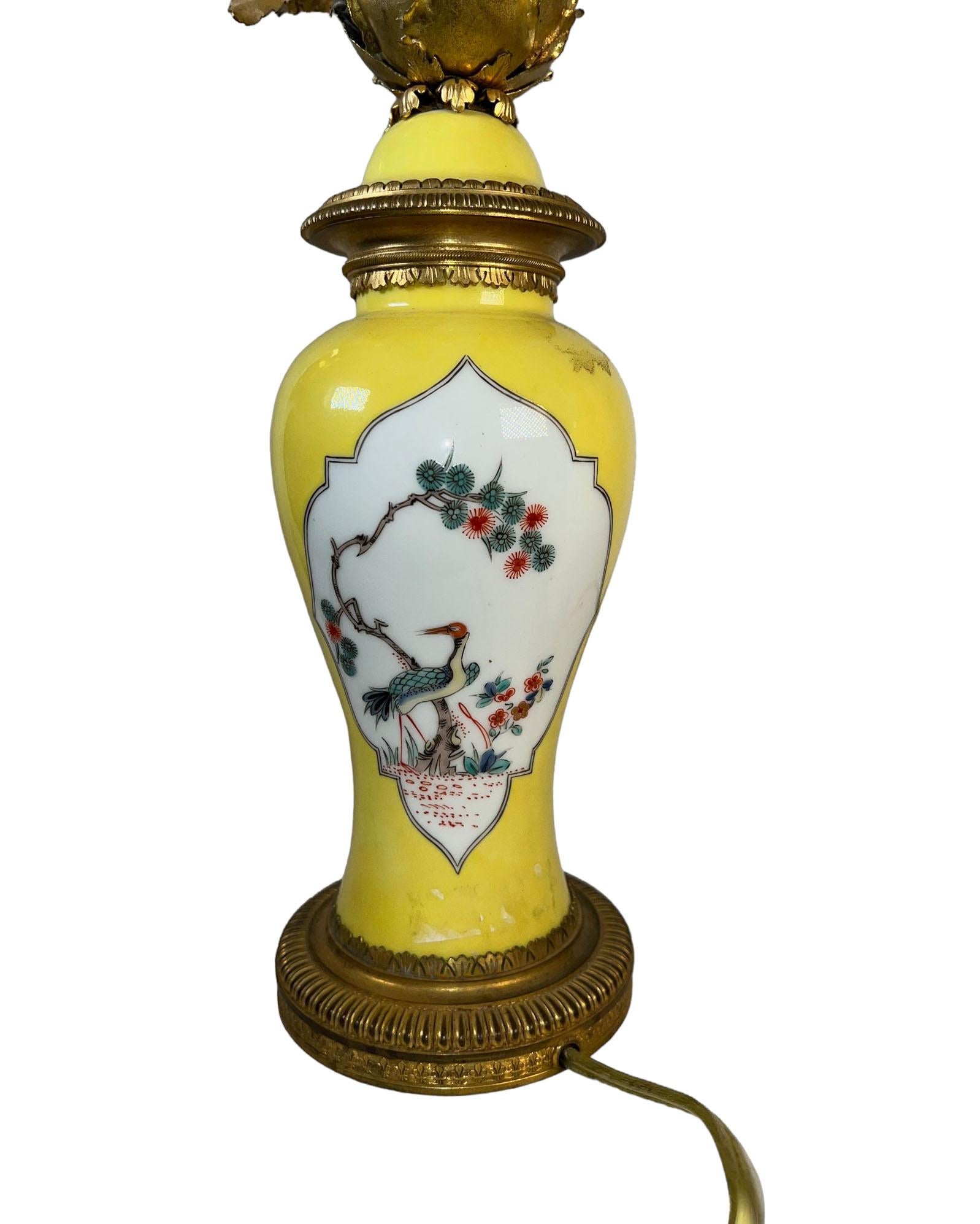Milieu du XIXe siècle Vases chinois jaunes avec couvercles comme lampes en vente