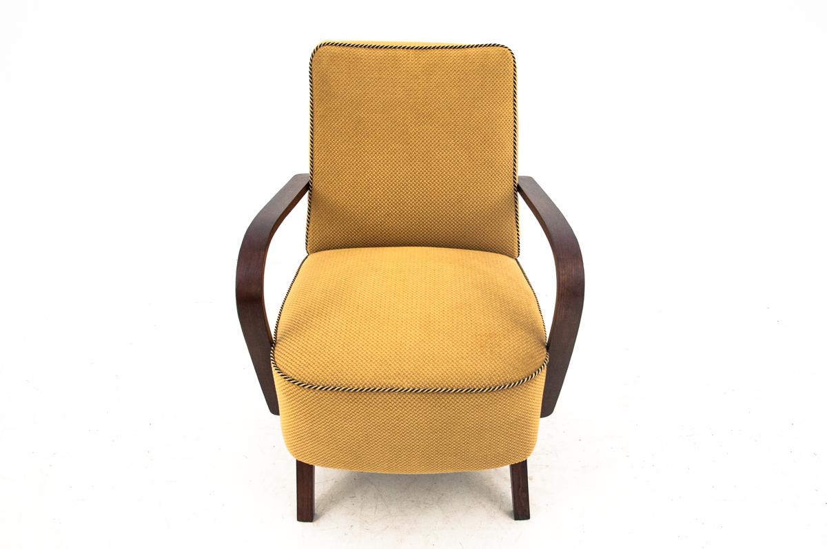 Club vintage armchair after renovation, new yellow upholstery.
Measures: Height 77 cm / sitting height 40 cm / 56 cm wide / depth 72 cm.