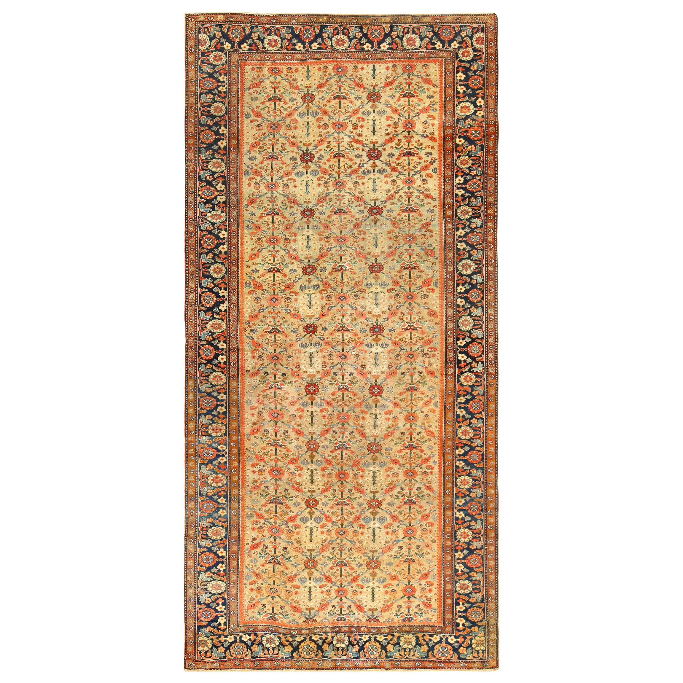 Nazmiyal Collection Antique Sultanabad Persian Rug. Size 7 ft 3 in x