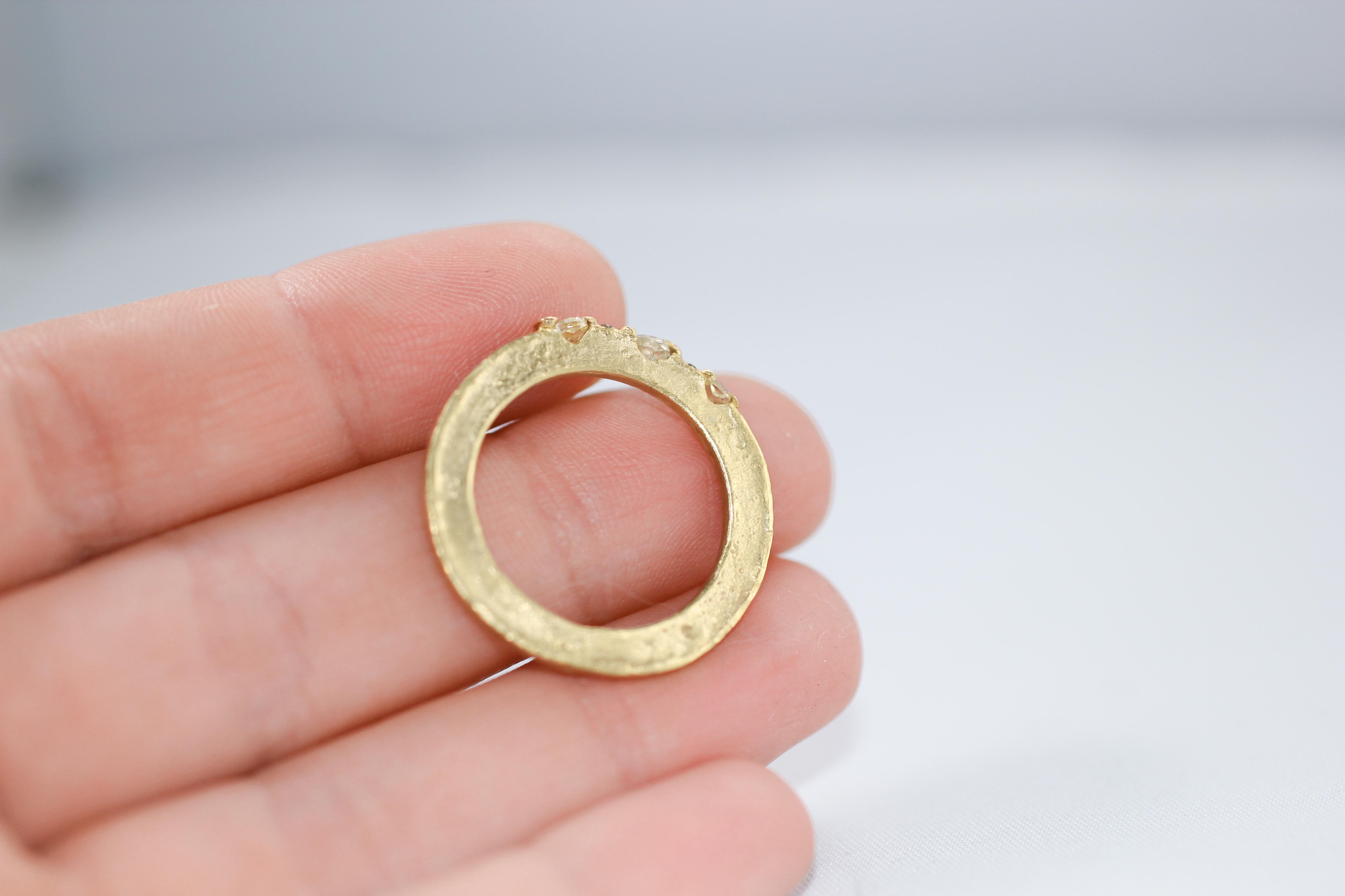 Contemporain Bague de fiançailles alternative empilable en or 18 carats avec diamants de couleur jaune en vente
