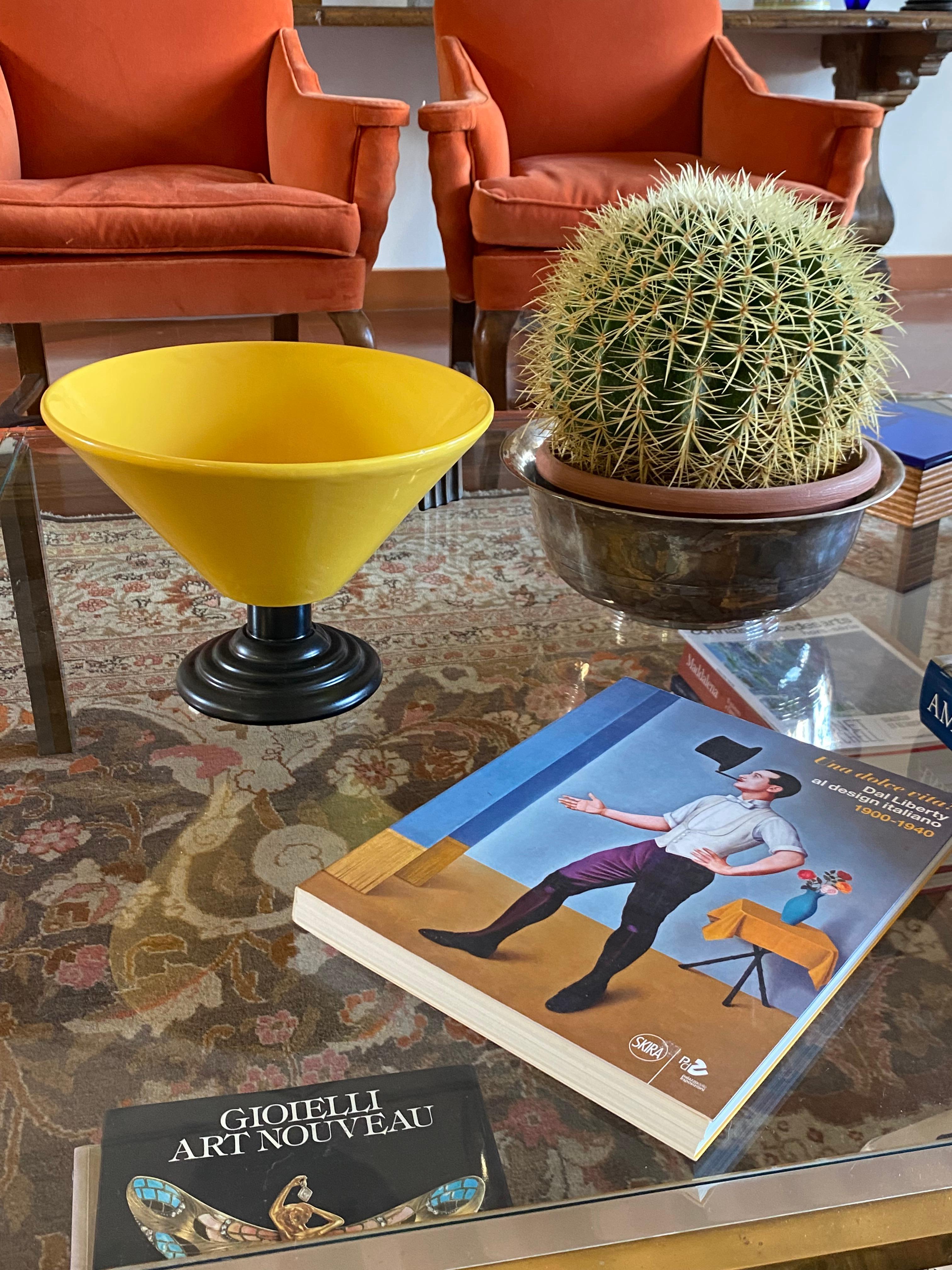 Jarrón cónico amarillo, estilo postmoderno Memphis Milán, Italia años 80 en venta 2