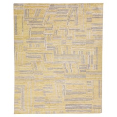 Tappeto giallo contemporaneo con motivo astratto realizzato a mano in lana