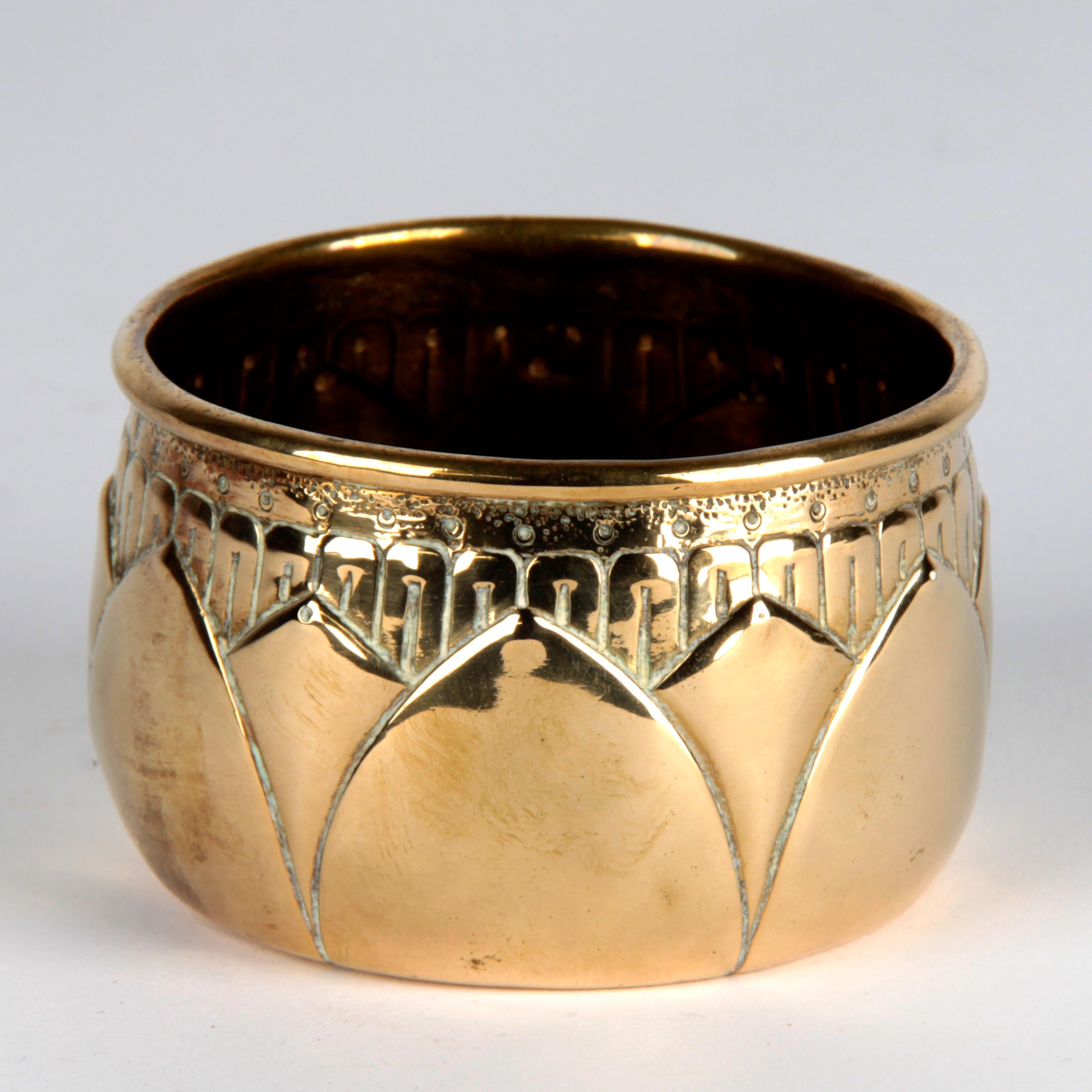 Jugendstil Bol en cuivre jaune, signé F Z. « Frans Zwollo sr. » en vente