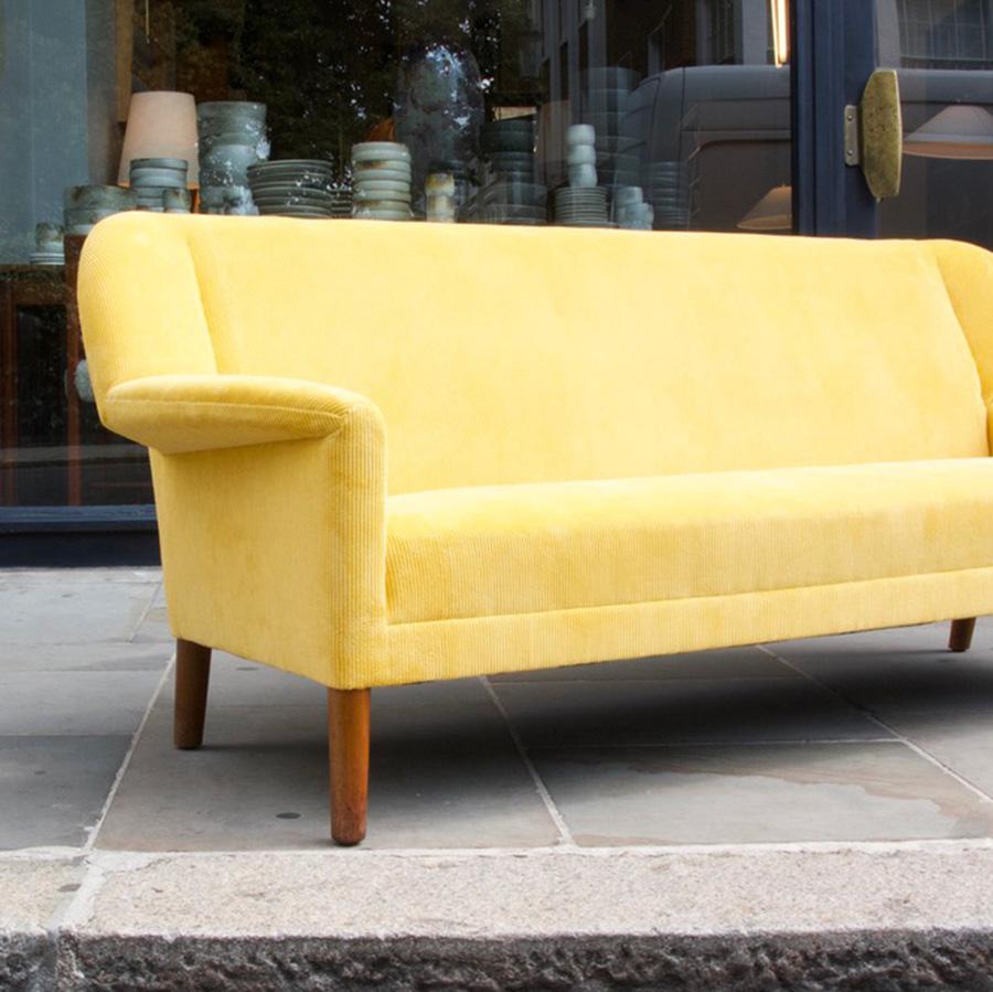 Viersitzer-Sofa aus gelbem Kord von Ejner Larsen & Aksel Bender Madsen (Dänisch) im Angebot