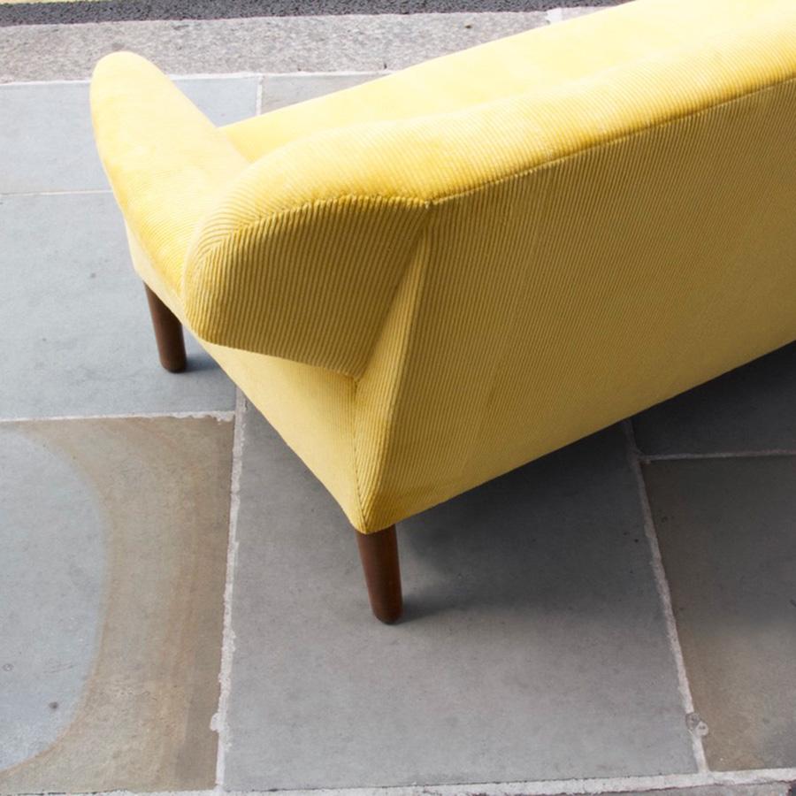 Viersitzer-Sofa aus gelbem Kord von Ejner Larsen & Aksel Bender Madsen im Zustand „Hervorragend“ im Angebot in London, GB