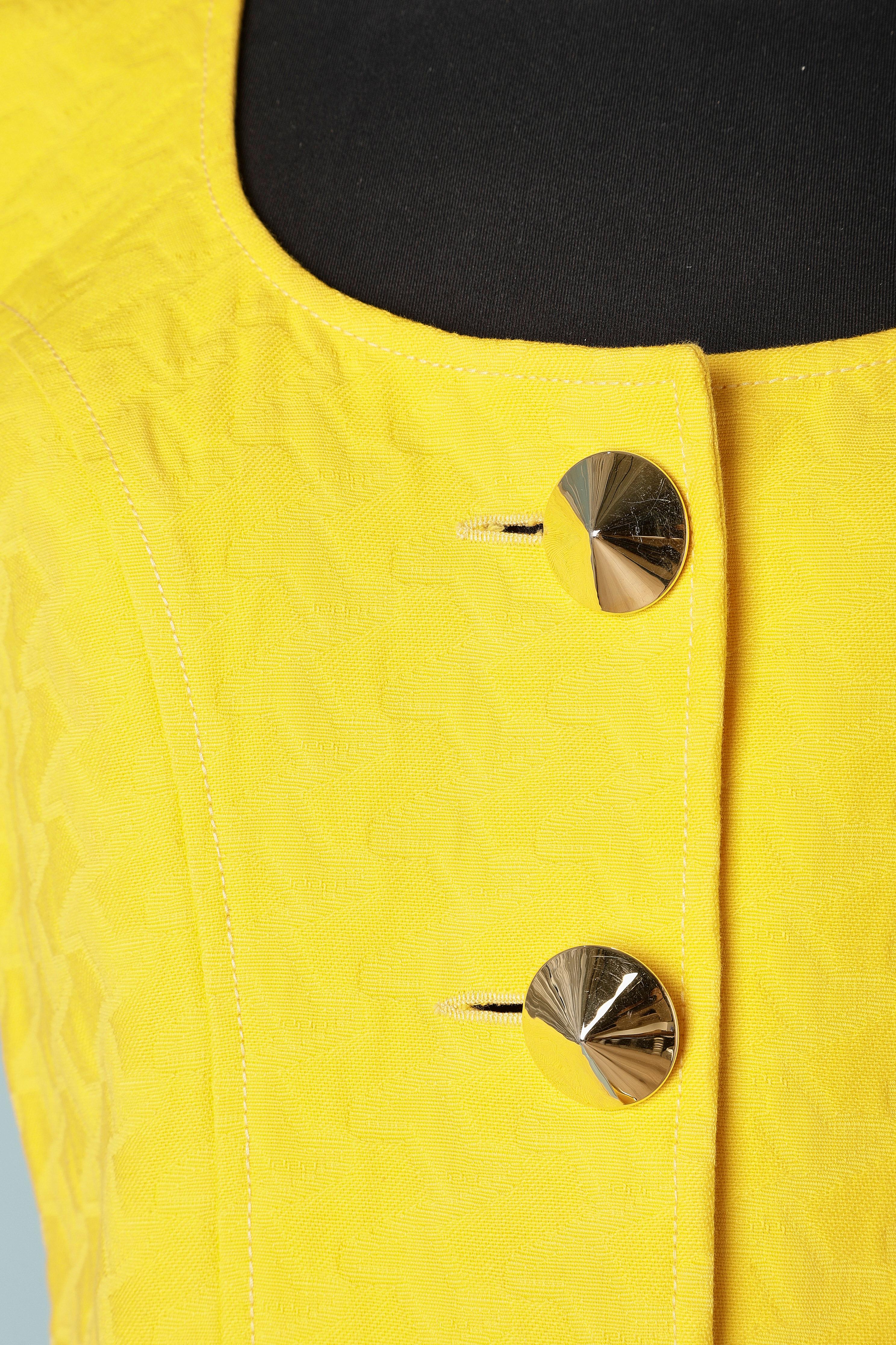 Yellow cotton jacquard skirt-suit with gold metal buttons. Polyester lining.
SIZE M 