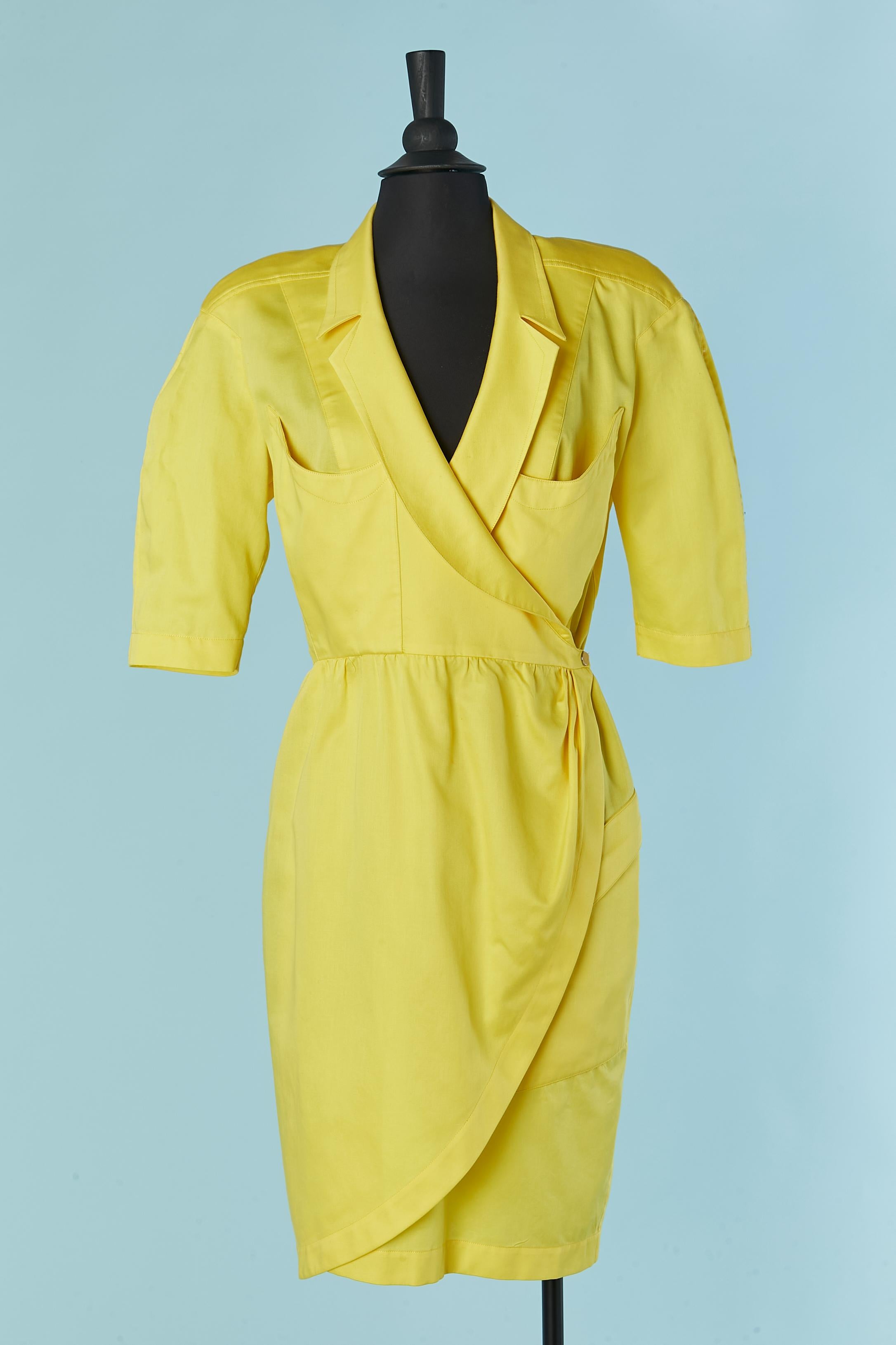 Yellow cotton wrapped dress. Snap closure on the waist. One pocket on the left side on the hips and 2 breast pockets. Shoulder pad.
SIZE 40 (Fr) M 