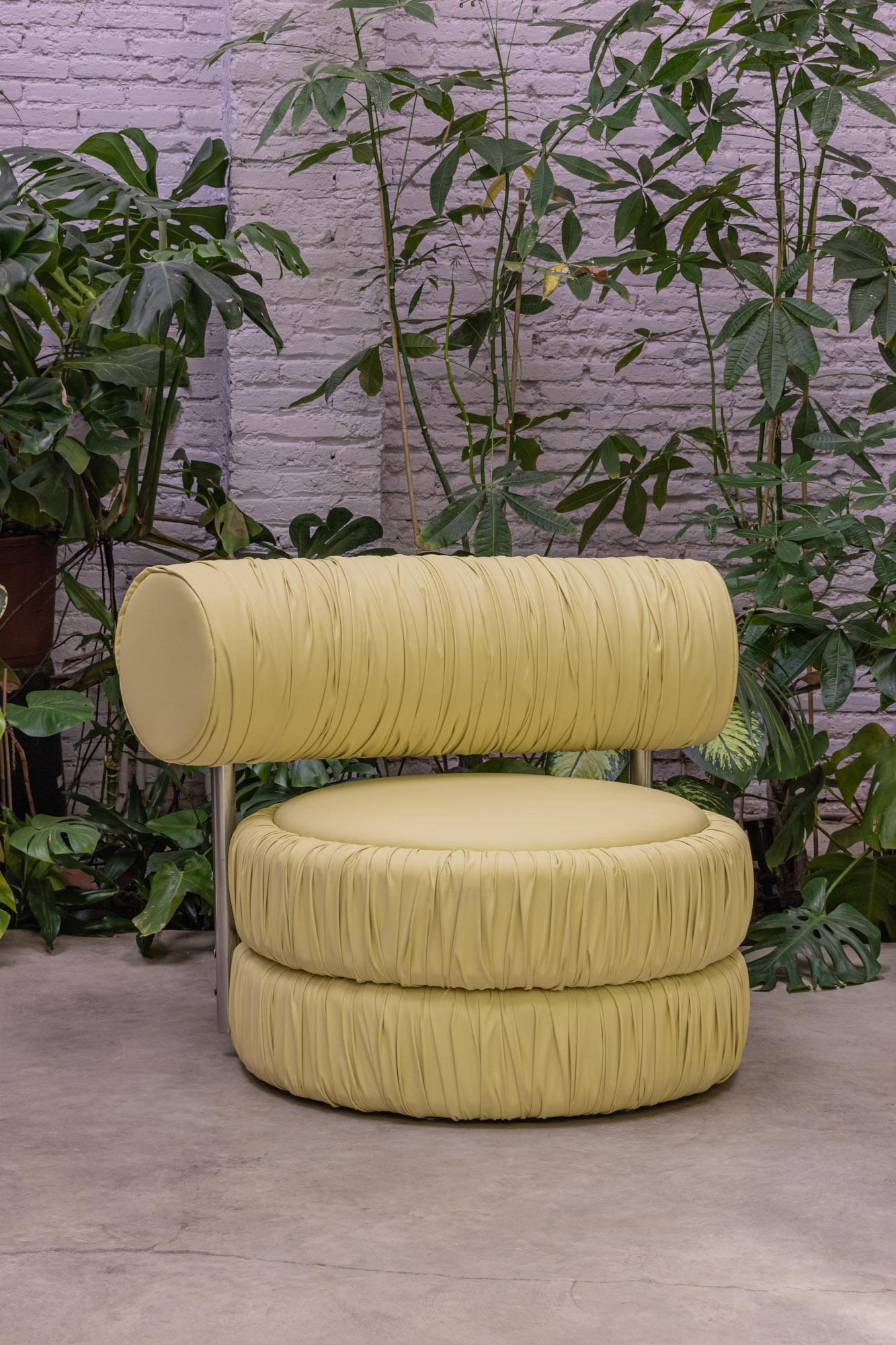 Are you craving a fresh and exciting look for your living room? Then allow us to introduce you to the YELLOW COUCH! This stunning piece of furniture is not only unique and stylish, but also versatile and practical. The modular design allows you to