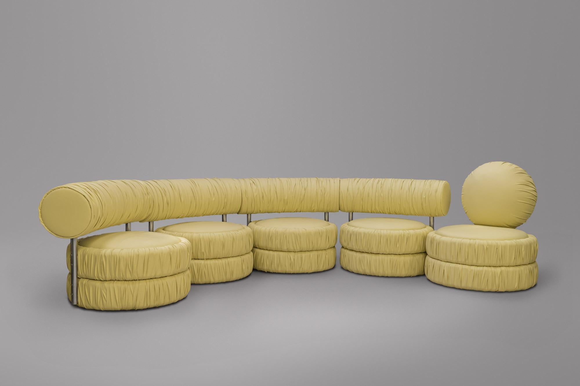 Yellow Couch In New Condition For Sale In VALENCIA, VC